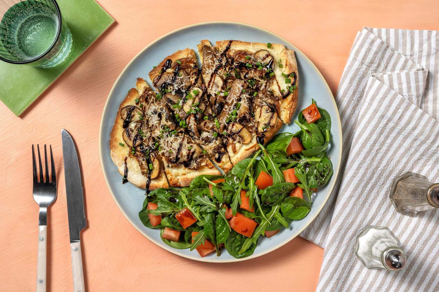 Pains plats à la ricotta, aux poitrines de poulet et aux champignons