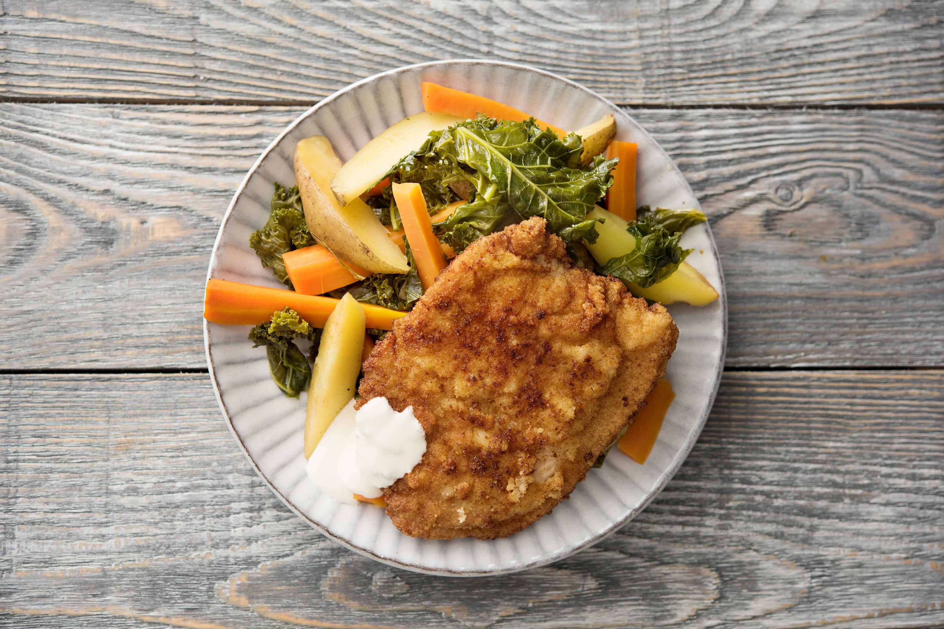 Paniertes Putenschnitzel mit Gemüsespalten