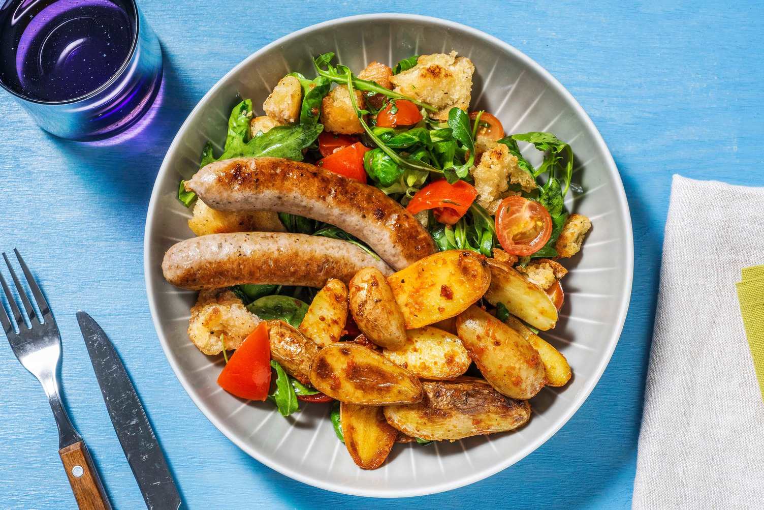 Italiaanse panzanellasalade met varkensworst