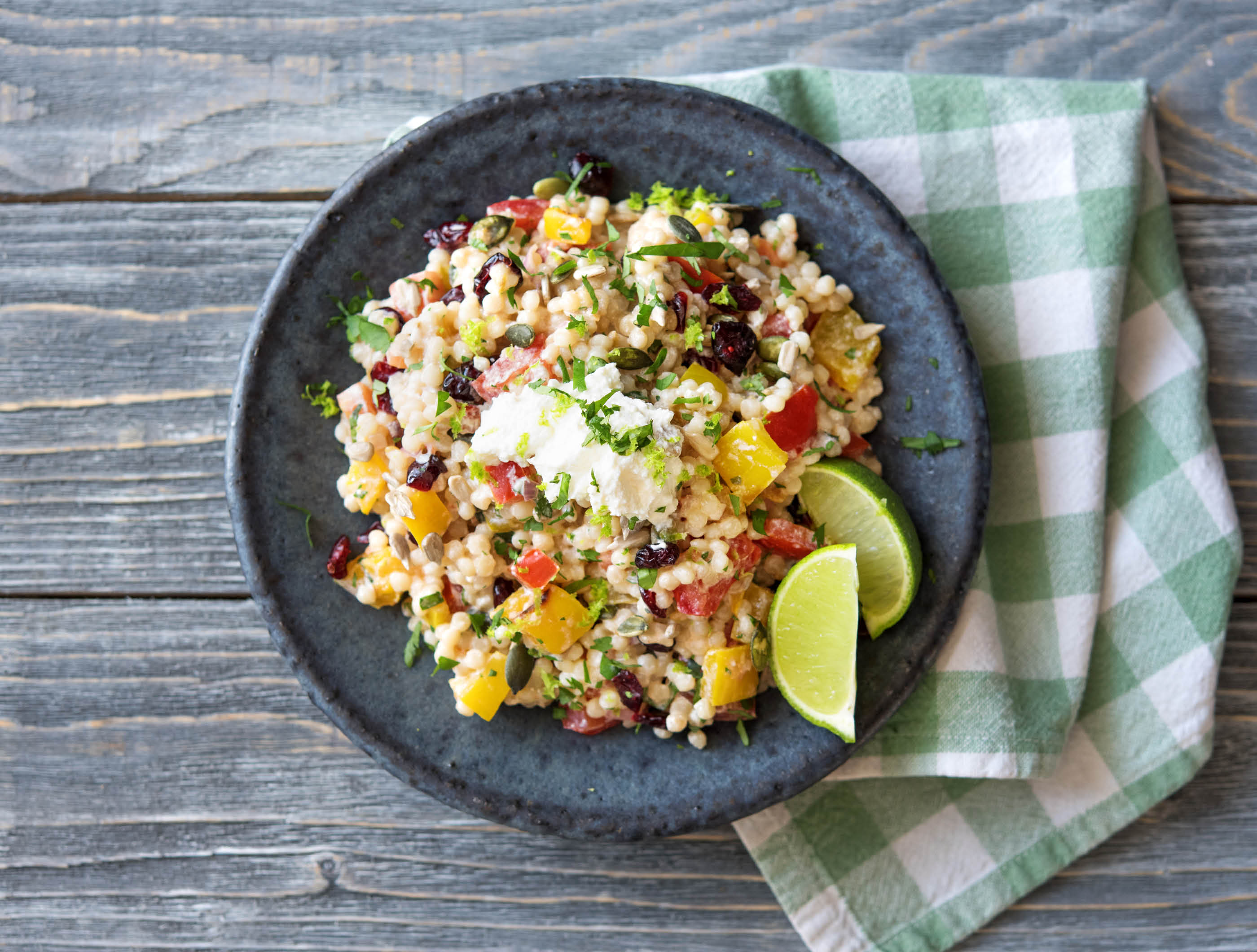 Couscous perlé à la coriandre fraîche, à la ricotta et accompagné d’un mélange de canneberges et de graines