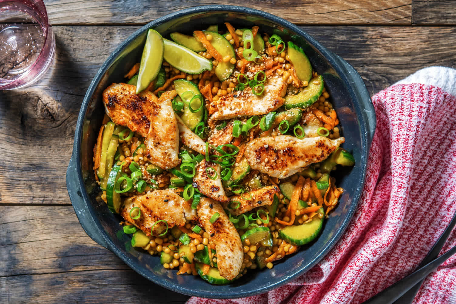 Salade de couscous perlé au poulet et vinaigrette aux saveurs asiatiques