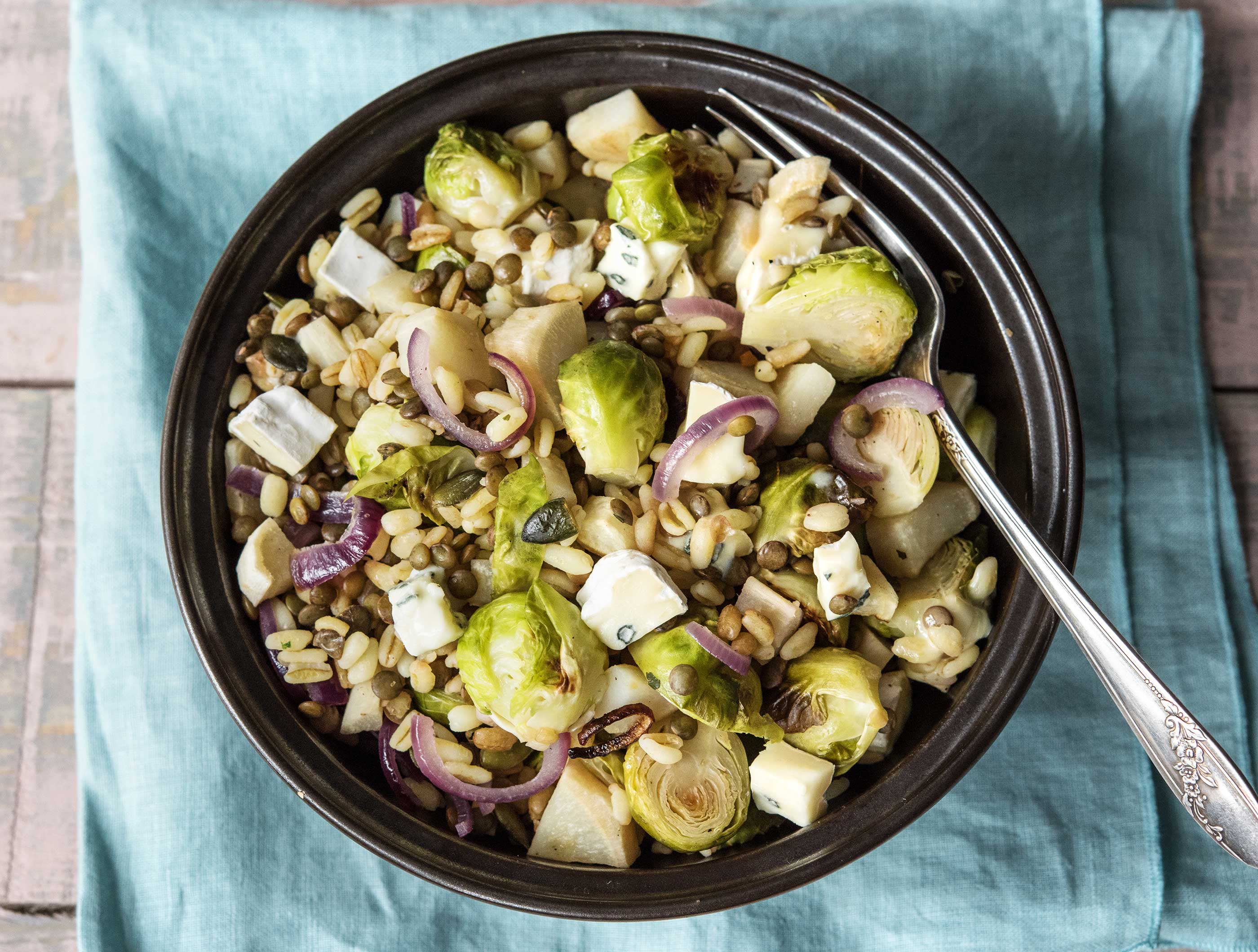 Parelgerst met linzensalade en geroosterde pastinaak
