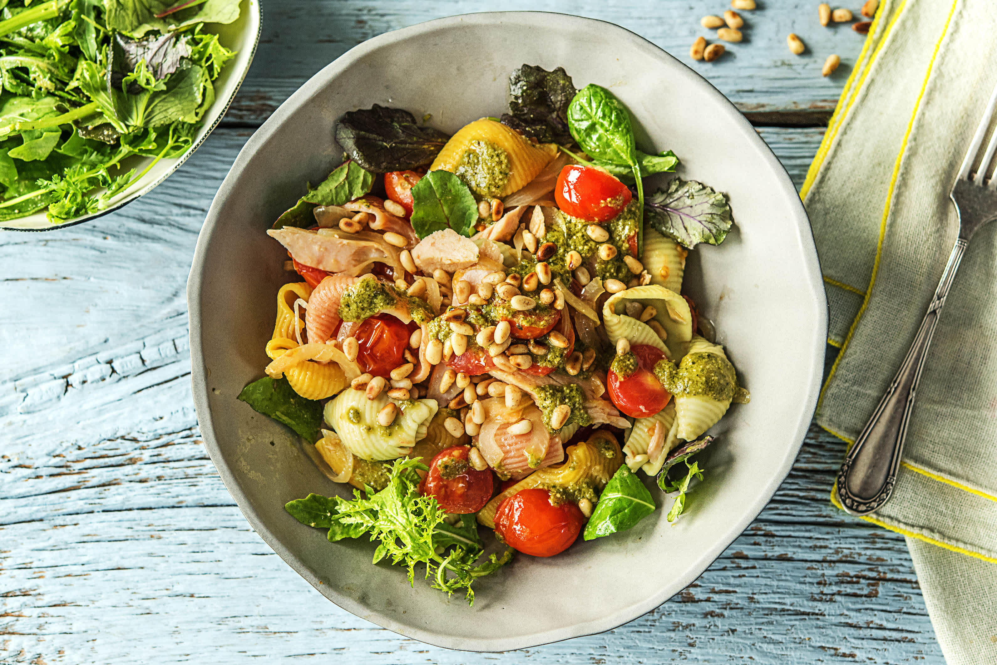 Pasta tricolore in tonijn-pestosaus met cherrytomaten