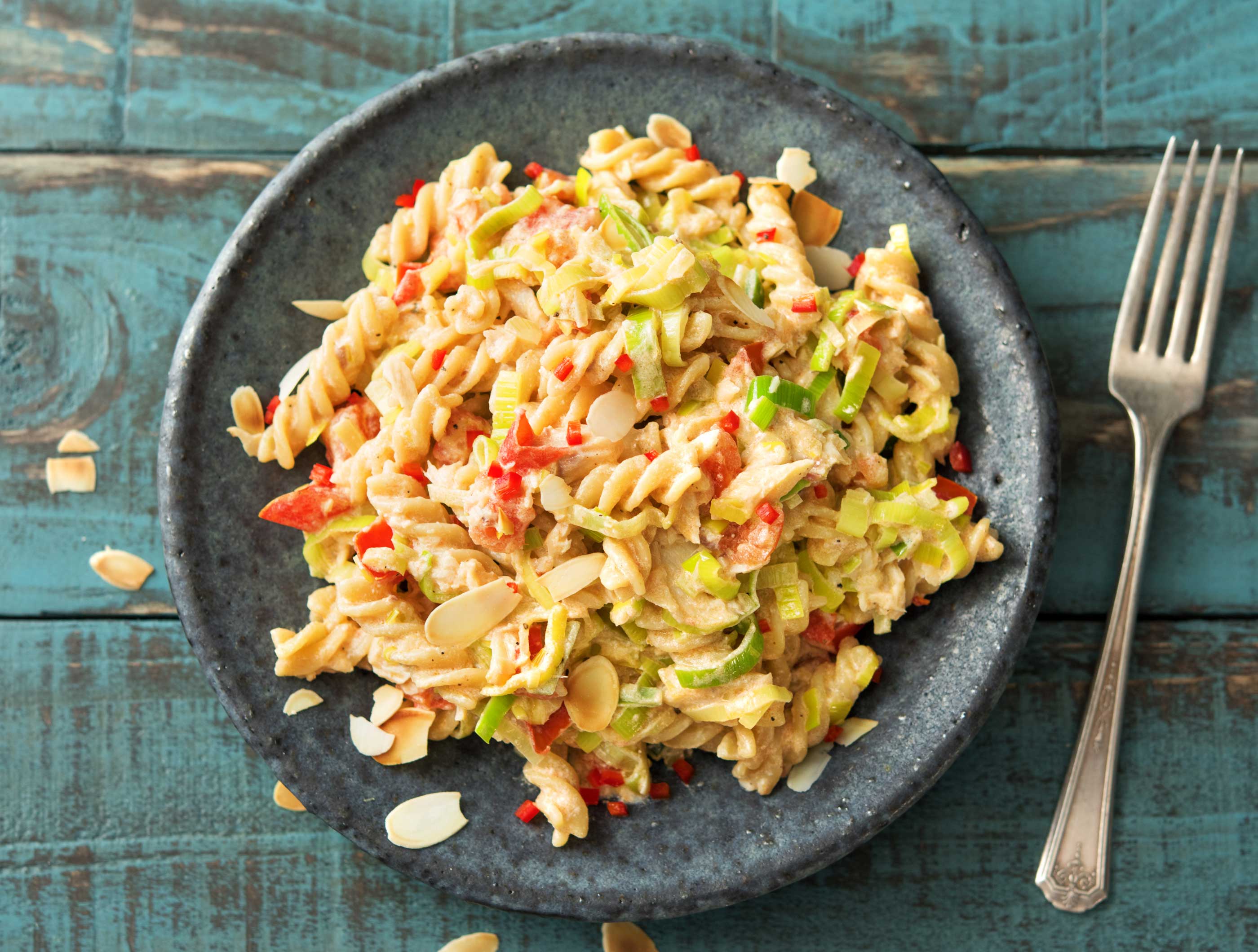 Fusilli à la truite fumée et aux amandes effilées