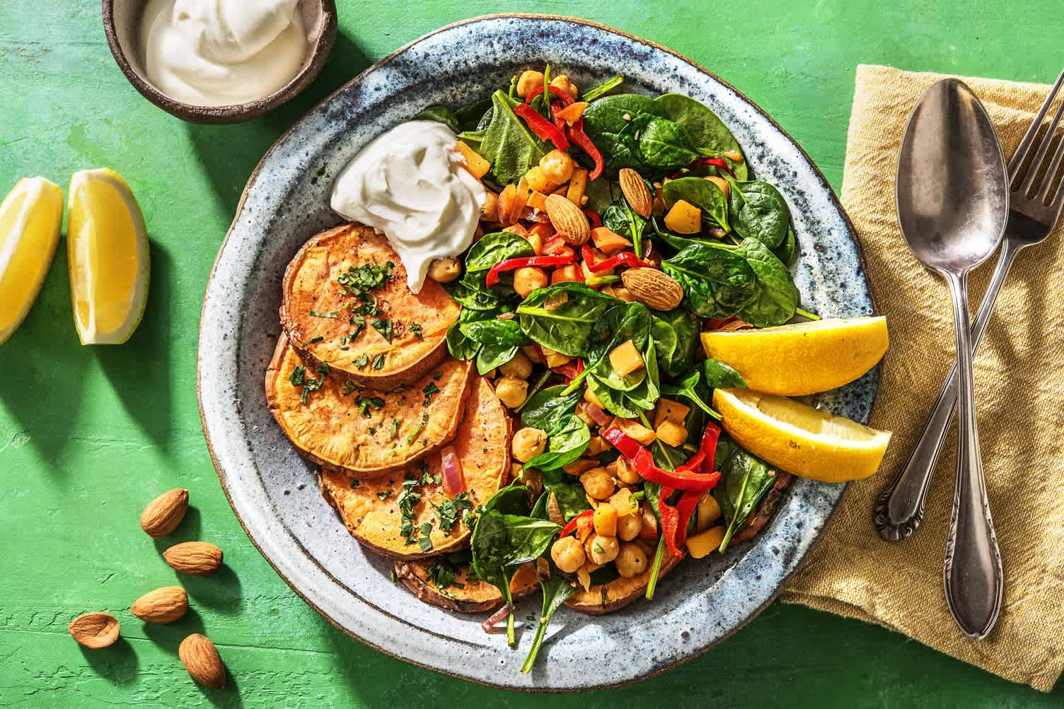Zoete aardappel met spinazie en yoghurt-tahinsaus