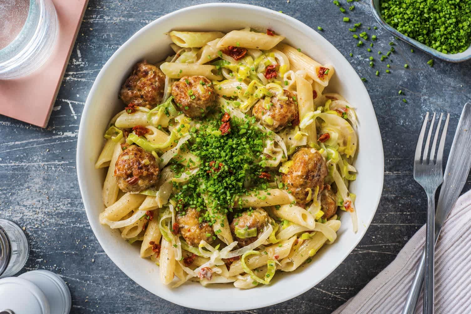Penne met kipgehaktballetjes in romige kaassaus