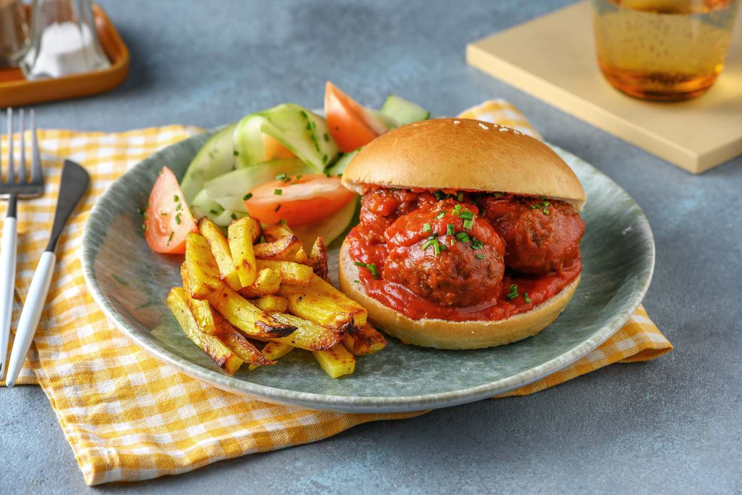 Broodje met gehaktballen in licht pittige barbecuesaus