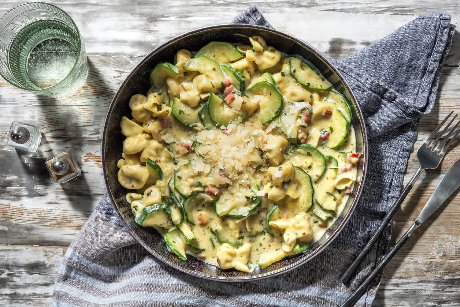 Gigli! Lilienpasta mit Speck und Basilikumrahm