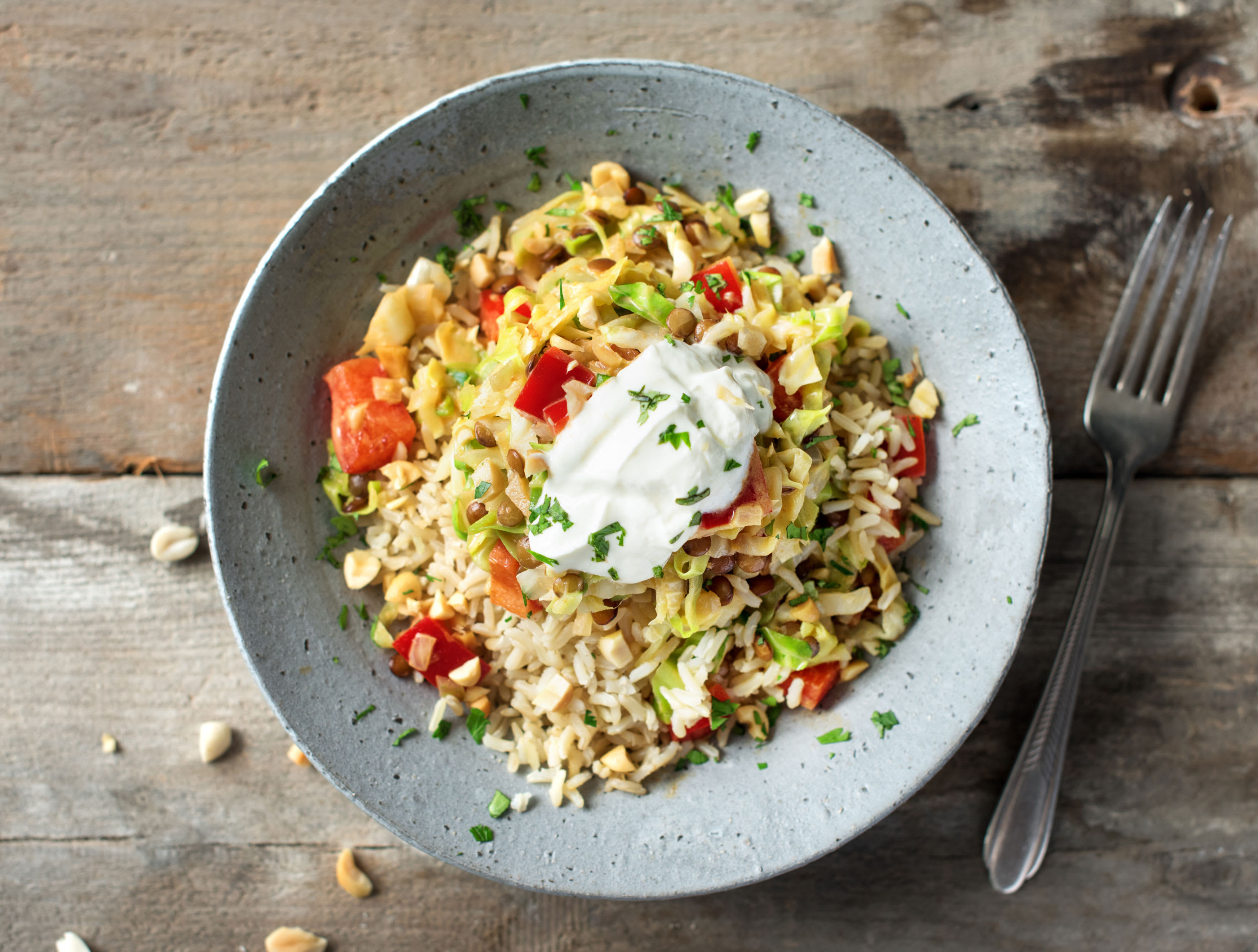 Pittige linzencurry met yoghurt, pinda’s en verse koriander