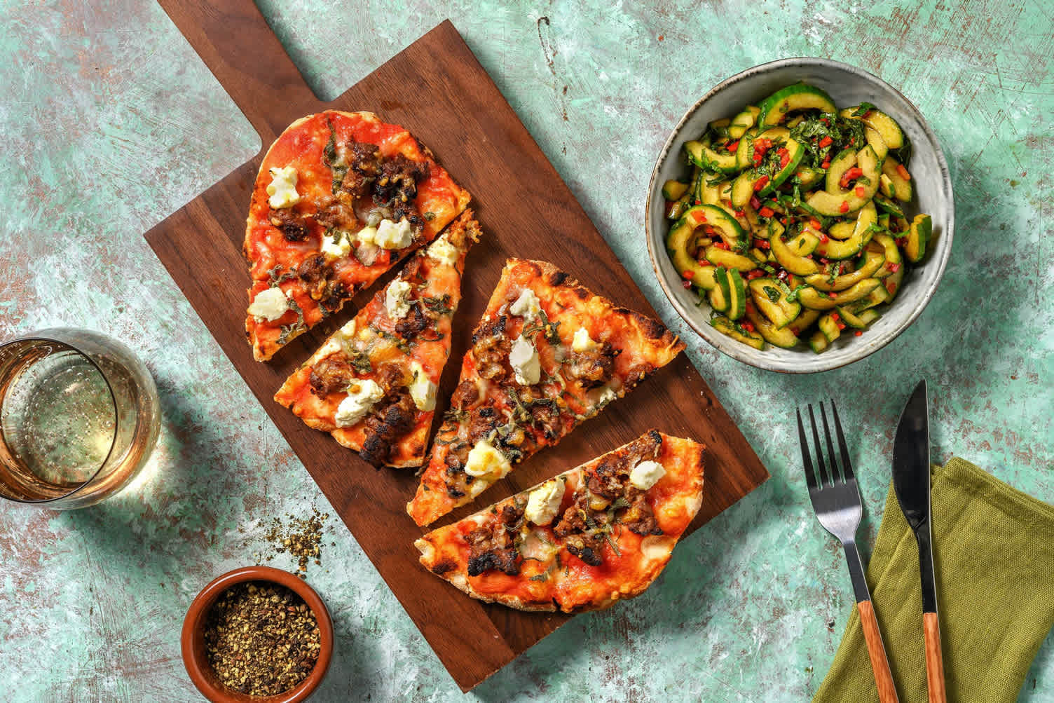 Naanpizza met rundermerquez, ricotta en salie
