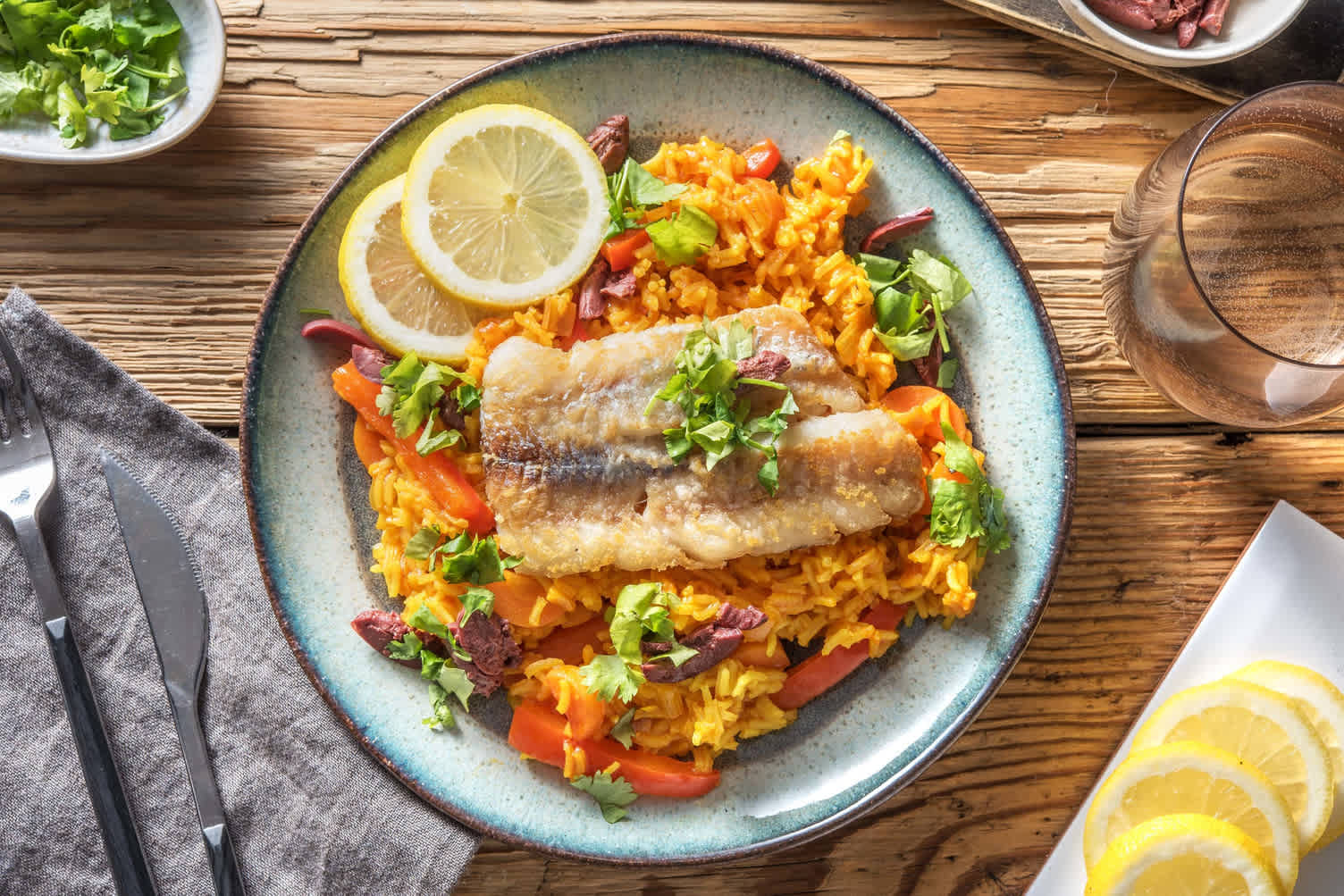 Mediterrane rijstschotel met koolvis en olijven