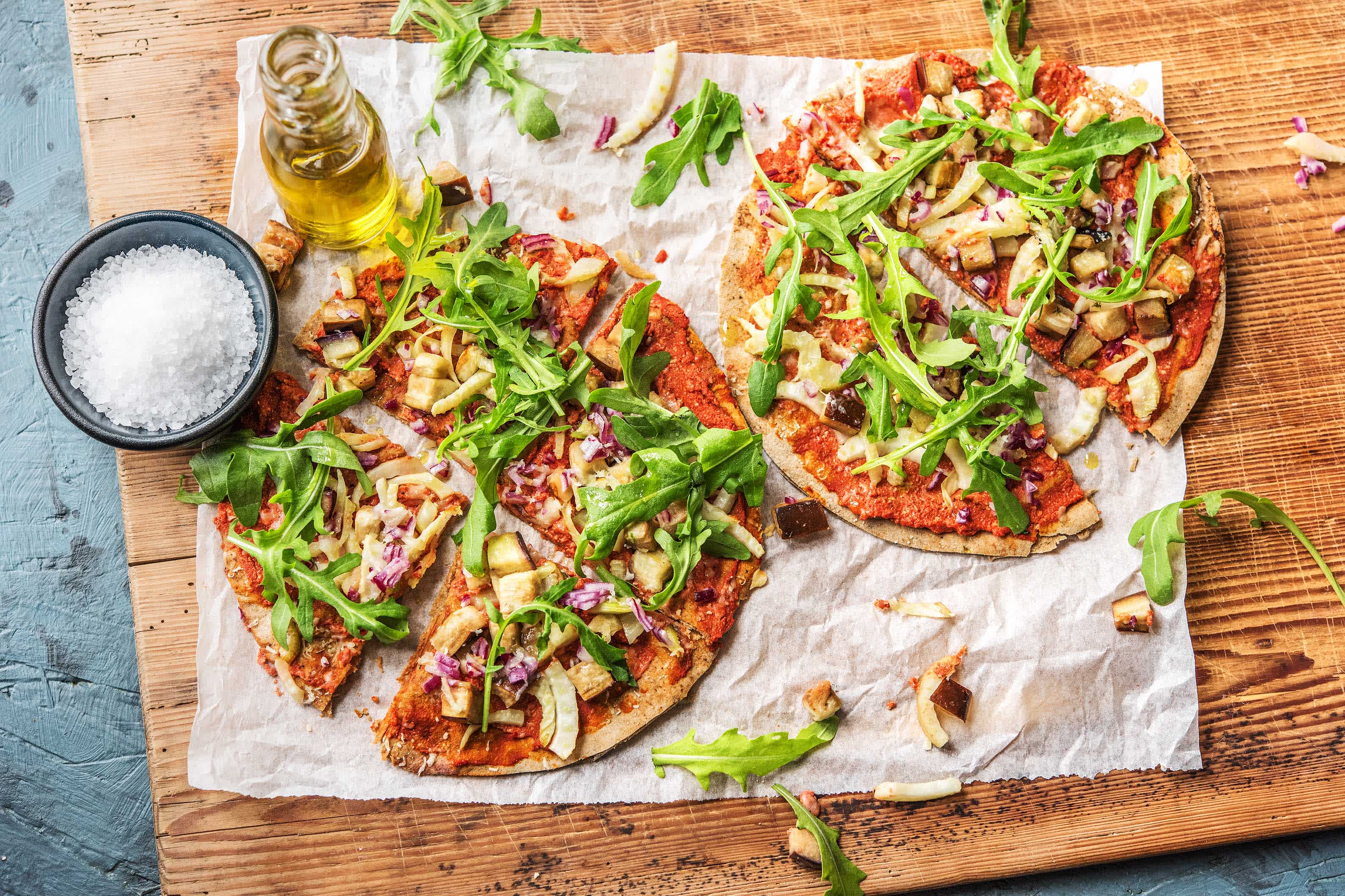 Pizza sur pain plat à l’aubergine, au fenouil et à la ricotta