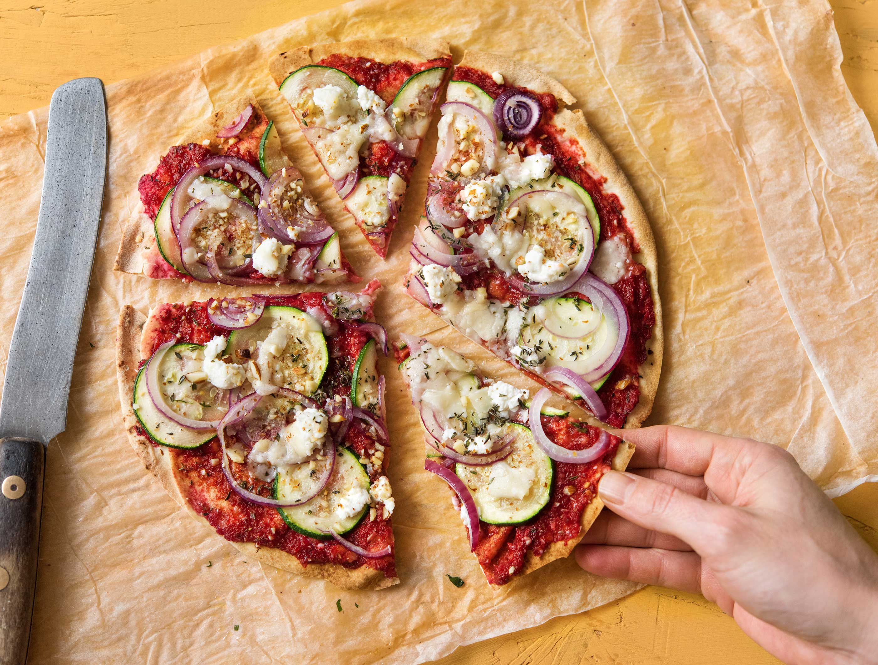 Platbroodpizza met bieten-amandelpesto en courgette