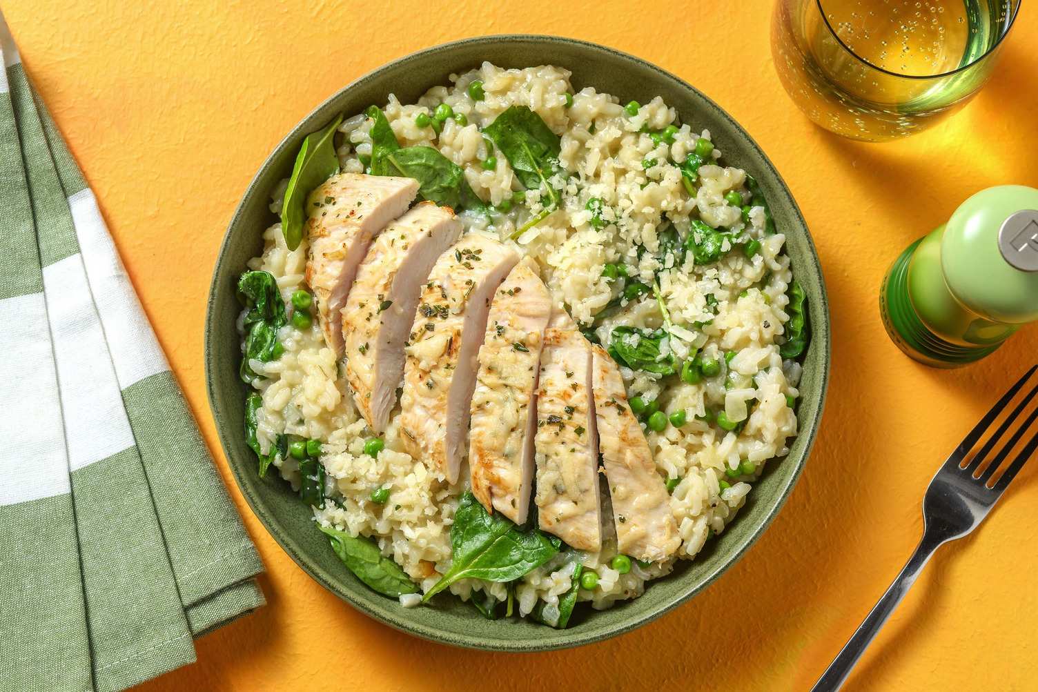 Poulet assaisonné à l’italienne et risotto aux pois