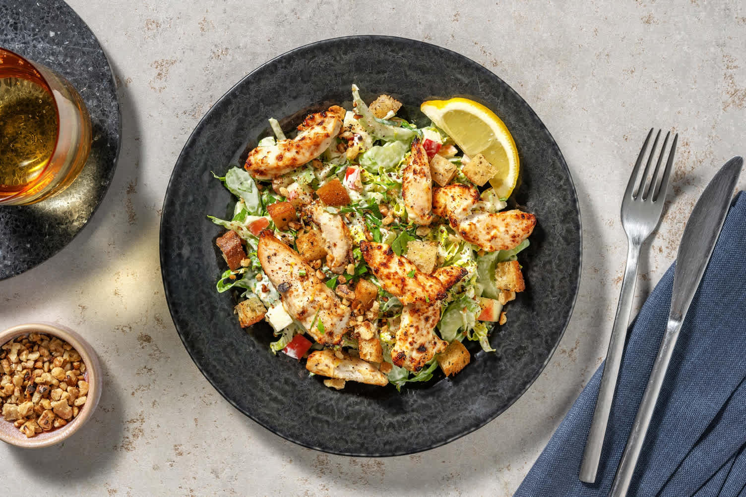 Pouletsalat nach Waldorf-Art mit Croûtons