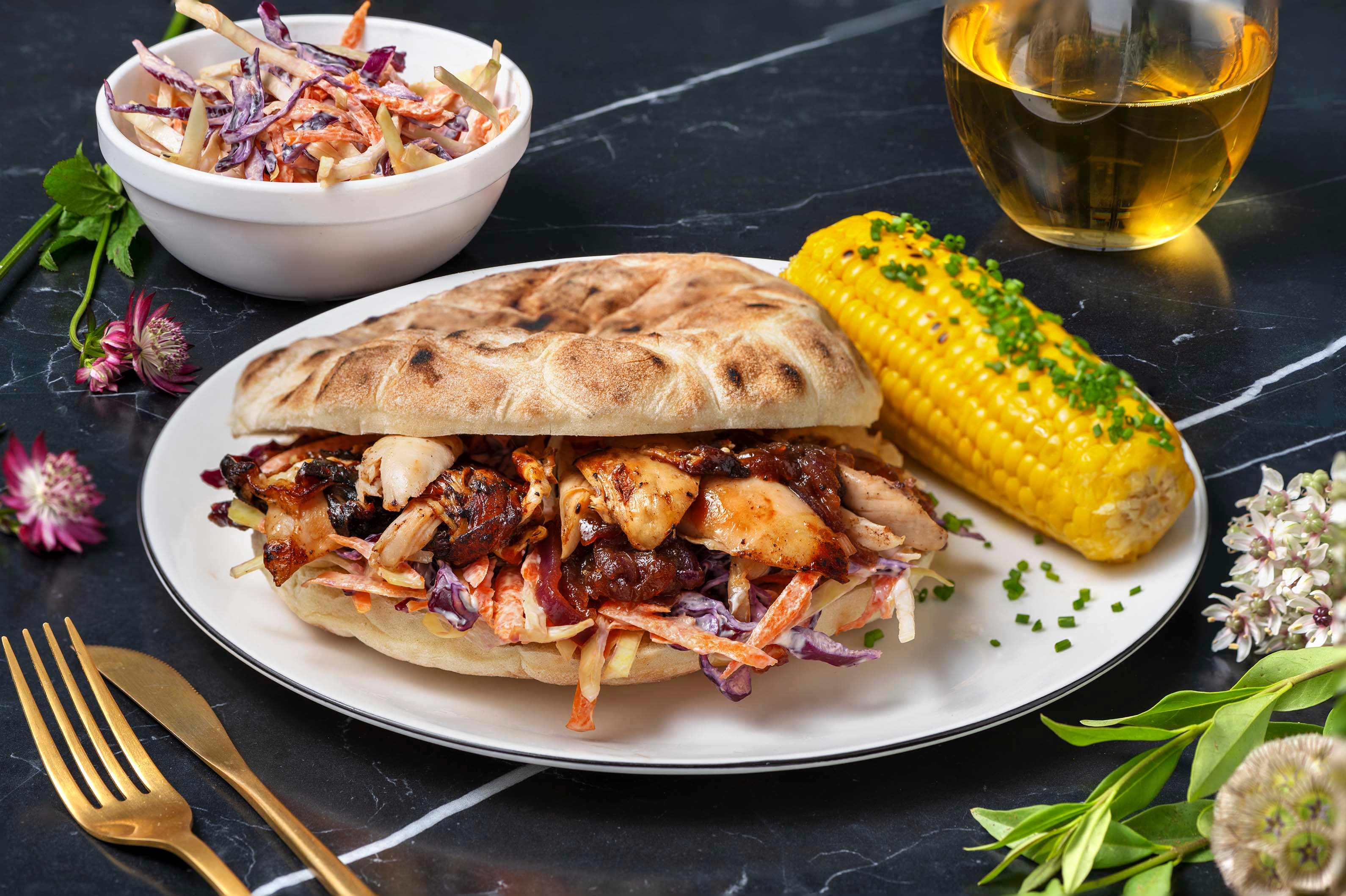 Pulled chicken met coleslaw en maiskolf