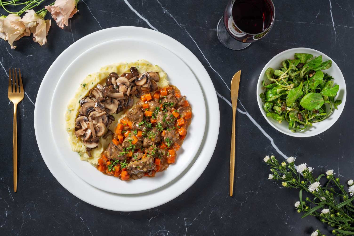 Ragoût de cerf, purée de pommes de terre et champignons