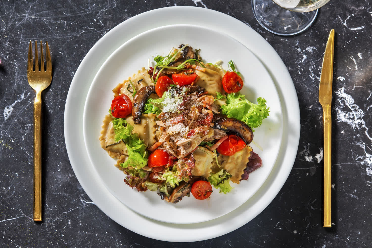 Ravioli, poulet confit et portobello