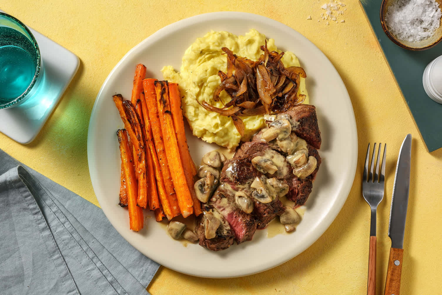 Rindersteak mit Schmorzwiebeln