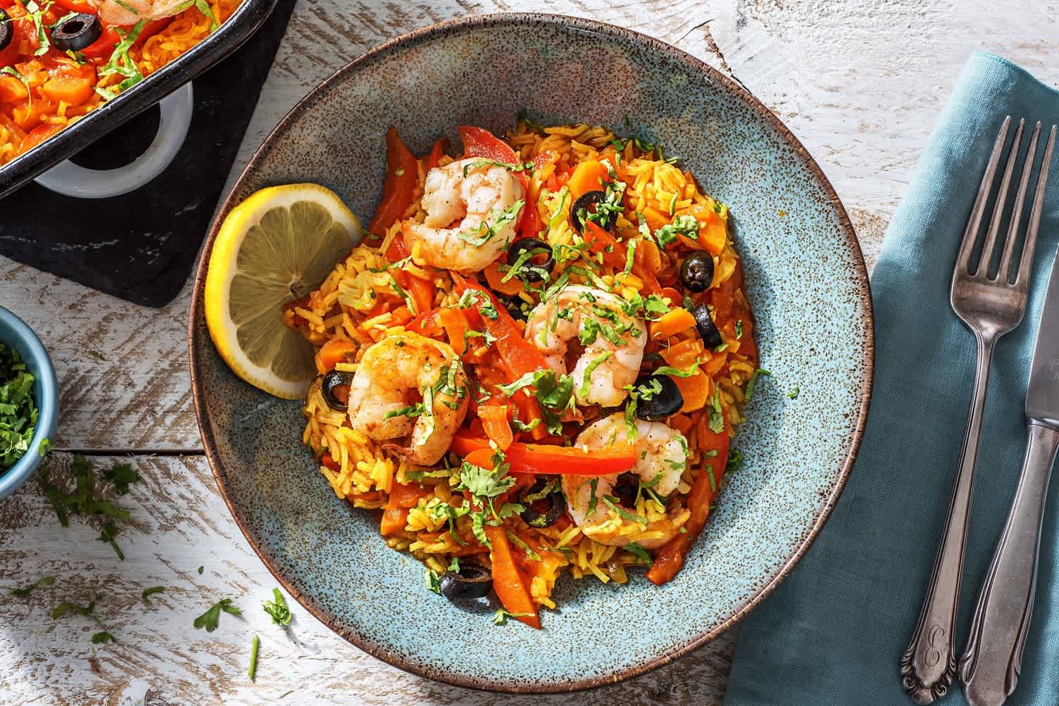 Mediterrane rijstschotel met garnalen en olijven