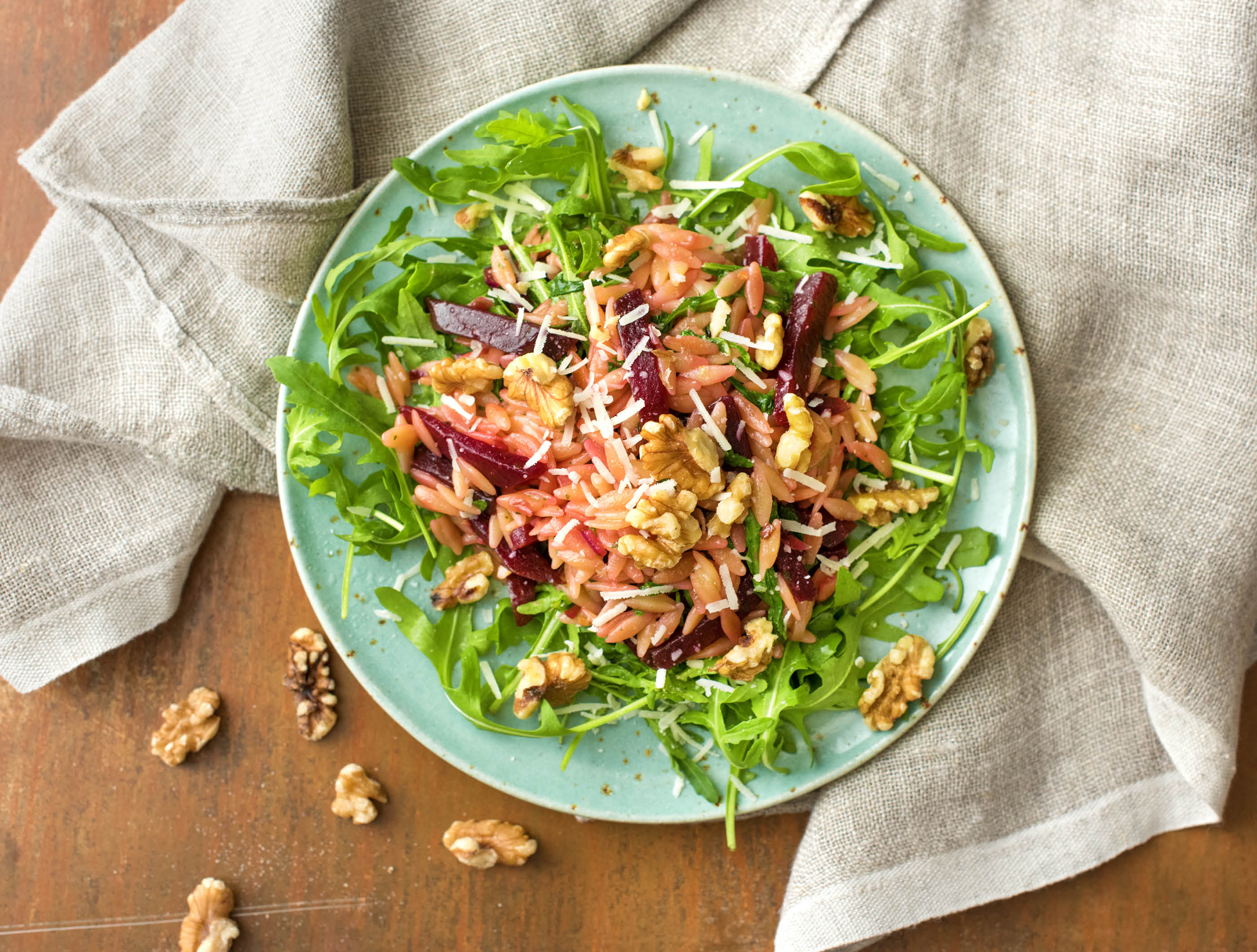 Orzo aux betteraves rouges, à la roquette, au pecorino et aux noix