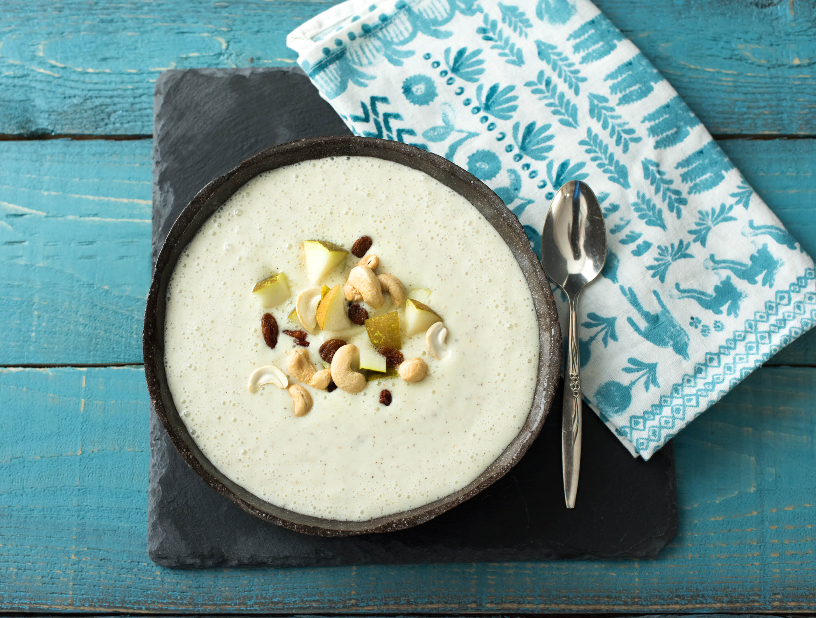 Romige smoothiebowl met peer, kiwi en cashewnoten-rozijnenmix