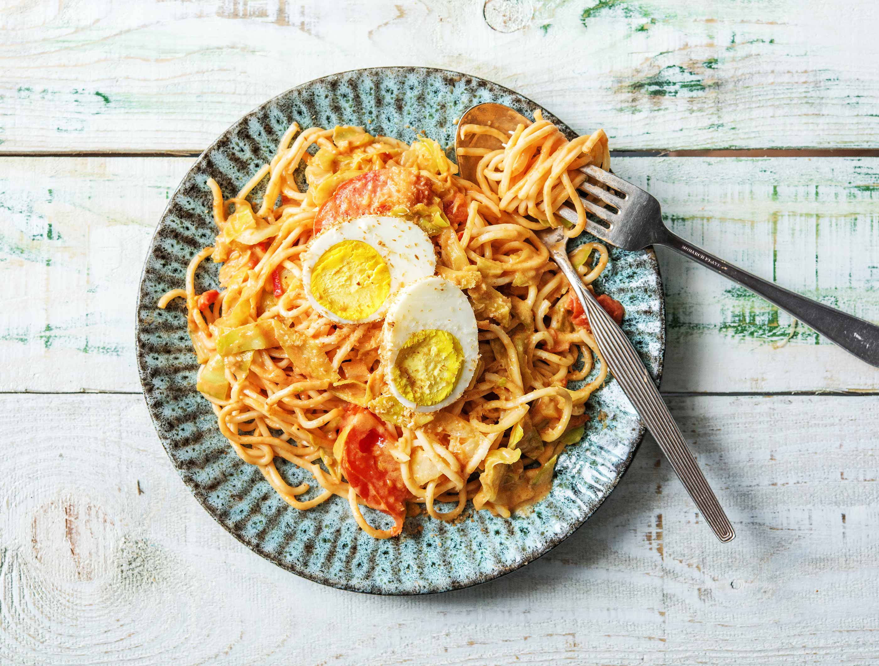 Romige tomatencurry met noedels en kokosei