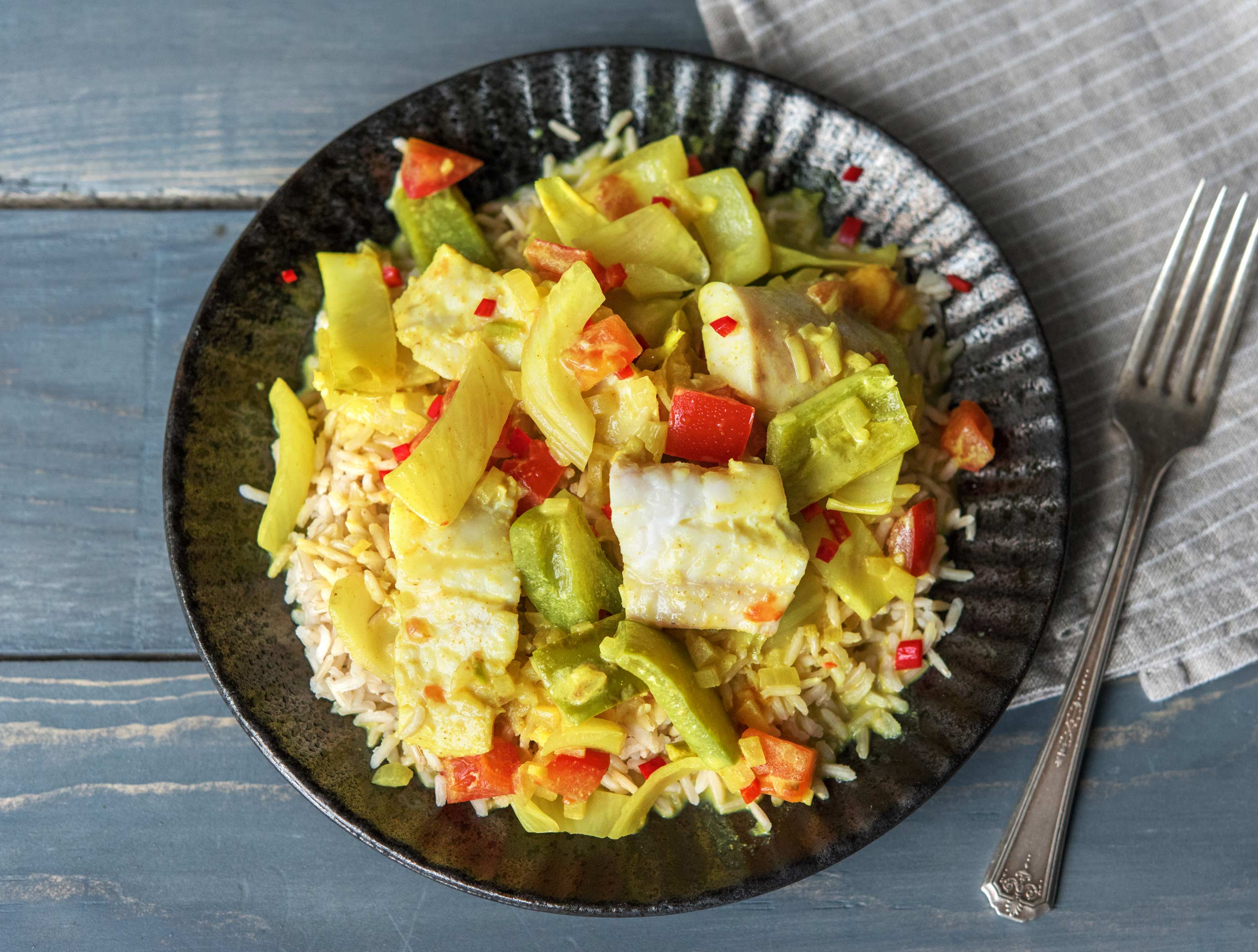 Curry de poisson crémeux, légumes et riz cargo