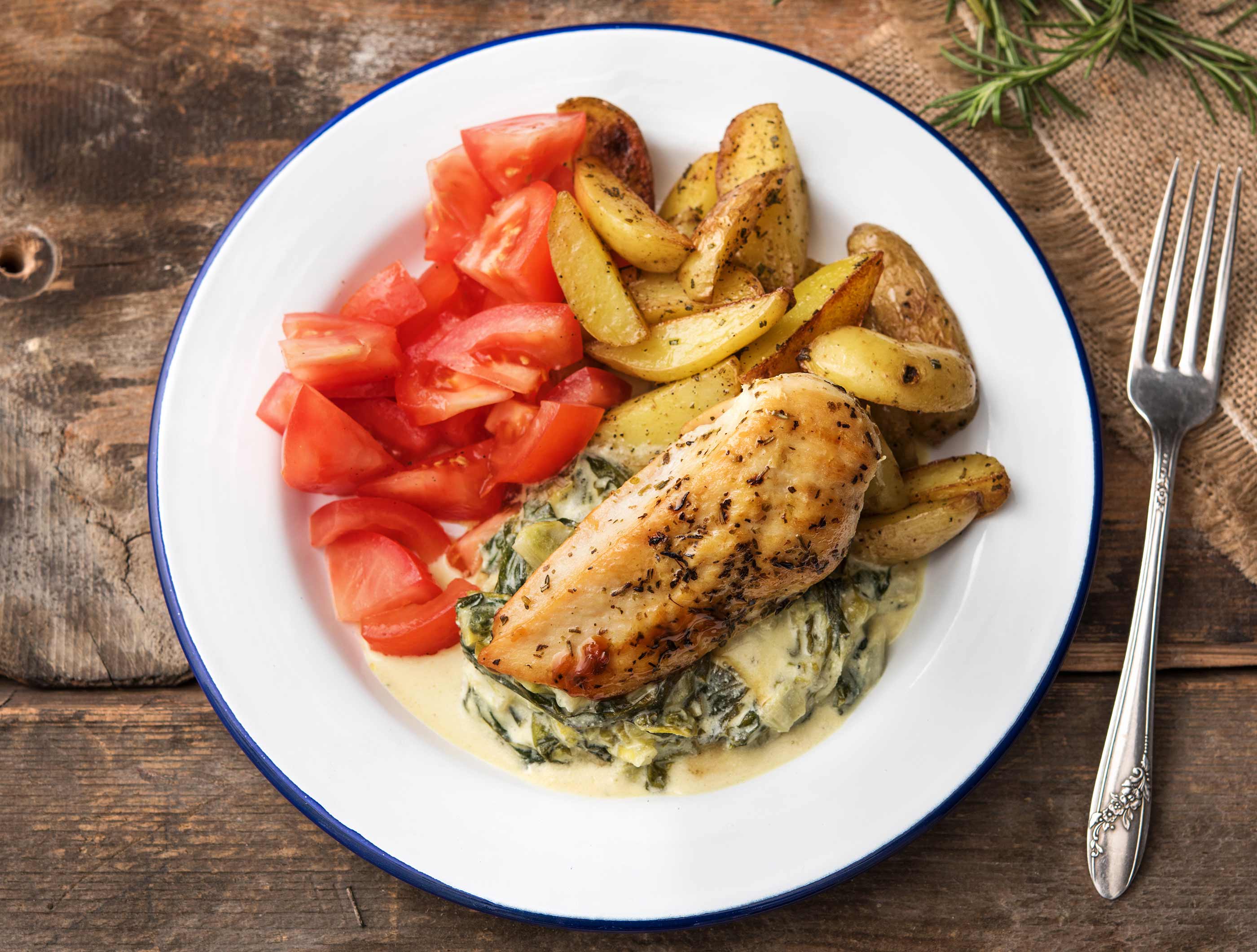 Rozemarijn-aardappelen met mediterrane kipfilet en andijvie