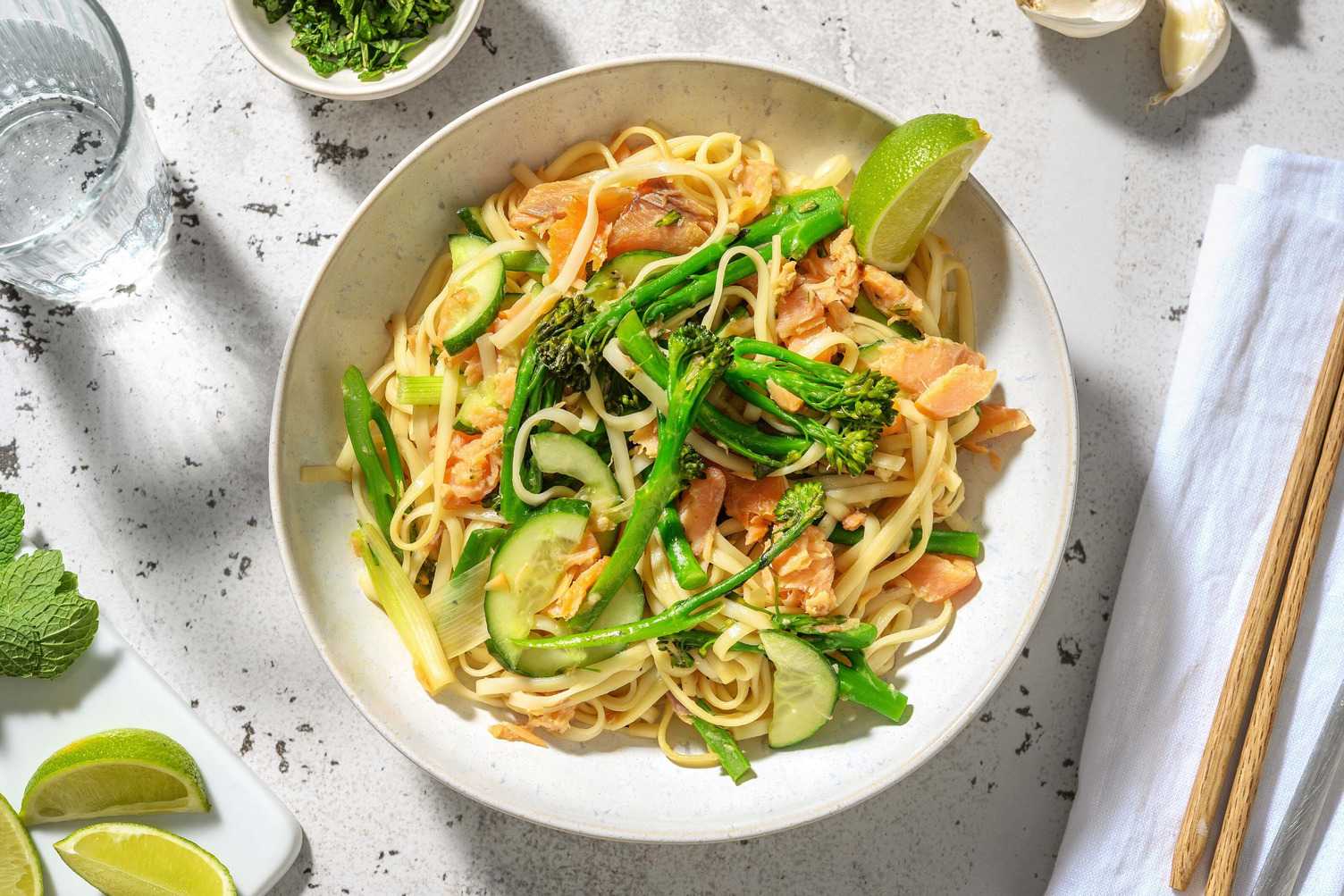 Salade de nouilles asiatiques au saumon fumé à chaud