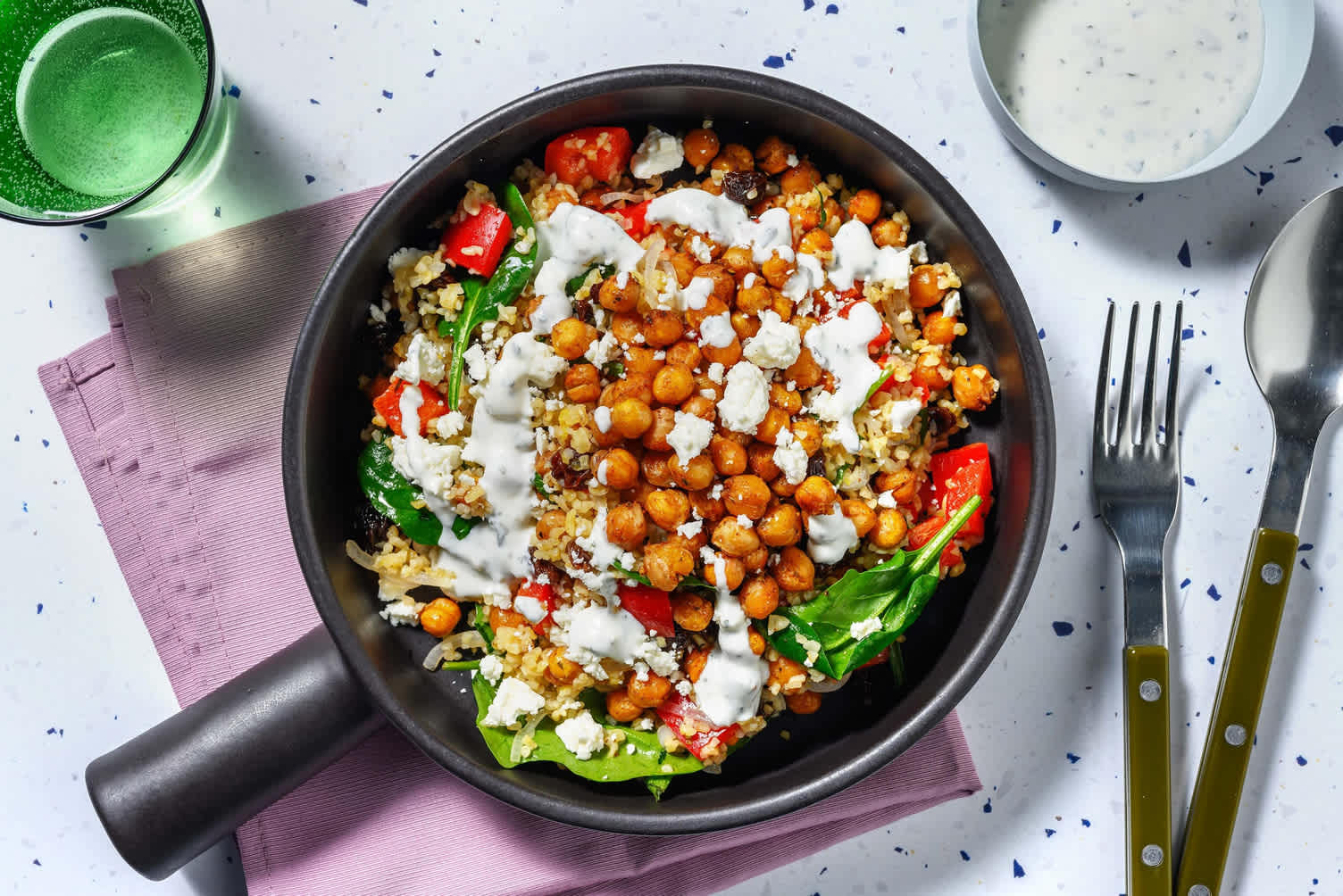Salade de pois chiches rôtis, de falafels et de boulgour
