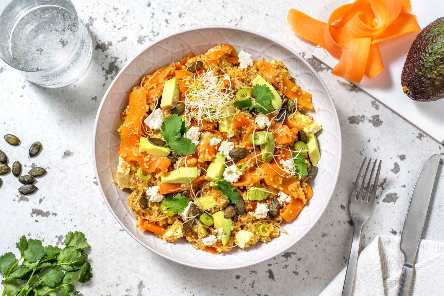 Quinoasalade met avocado en alfalfa