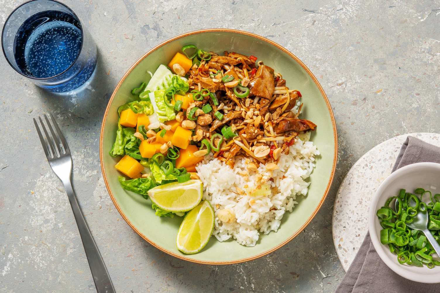 Rijstsalade met vegetarische runderstukjes in teriyaki