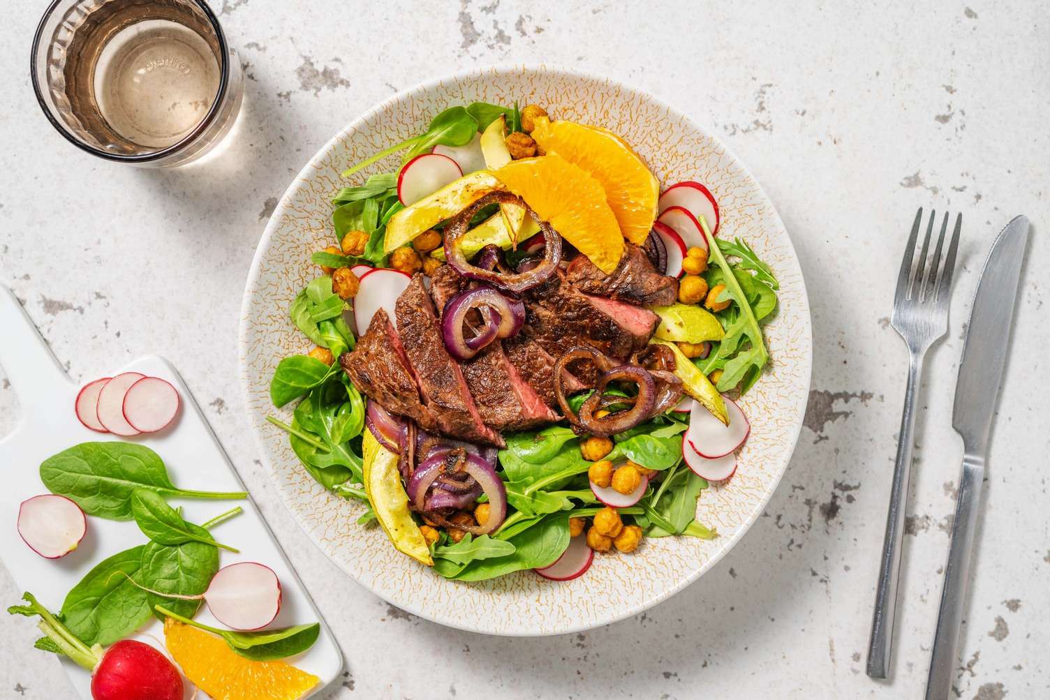 Low-carb salade met kogelbiefstuk