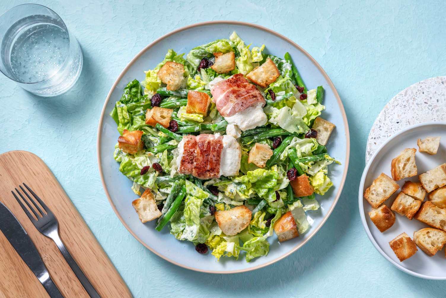 Salat mit Ziegenkäse im Speckmantel