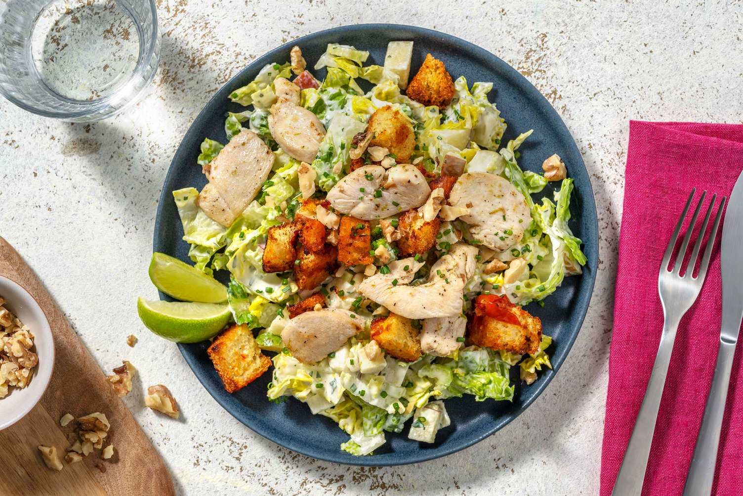 Salat nach Waldorf Art mit veganen Filetstücken
