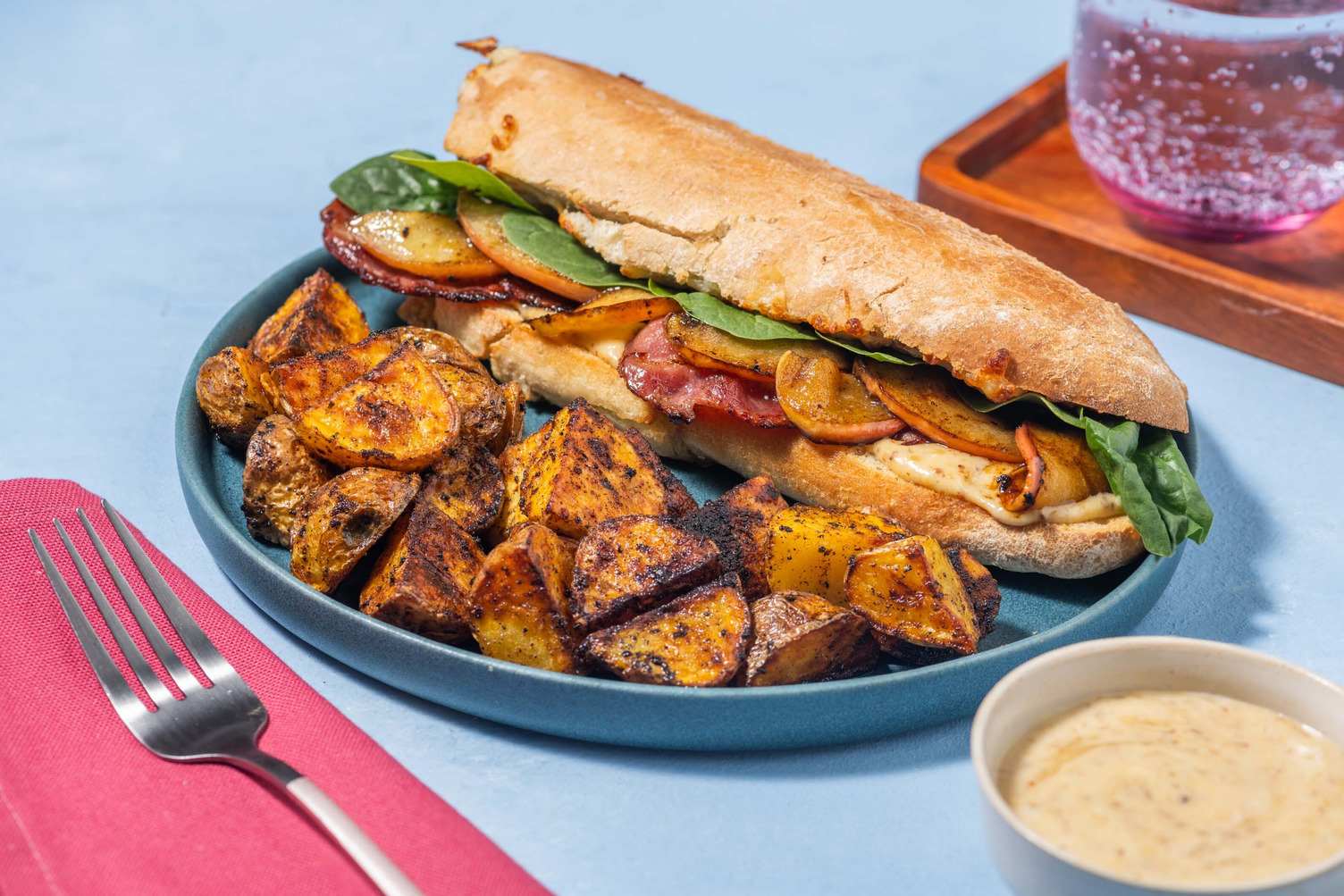 Sandwichs de dinde au cheddar fondu, au bacon et aux pommes