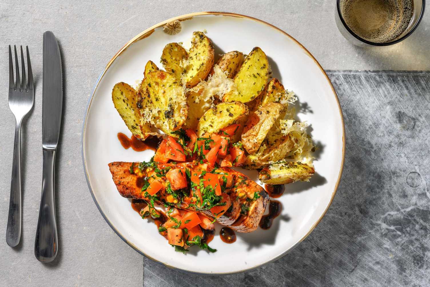 Saumon au glaçage balsamique et à la bruschetta