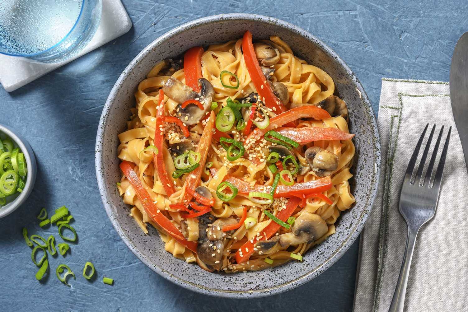 Scharfe Chilinudel-Pfanne in Kokos-Zitronengras-Sauce