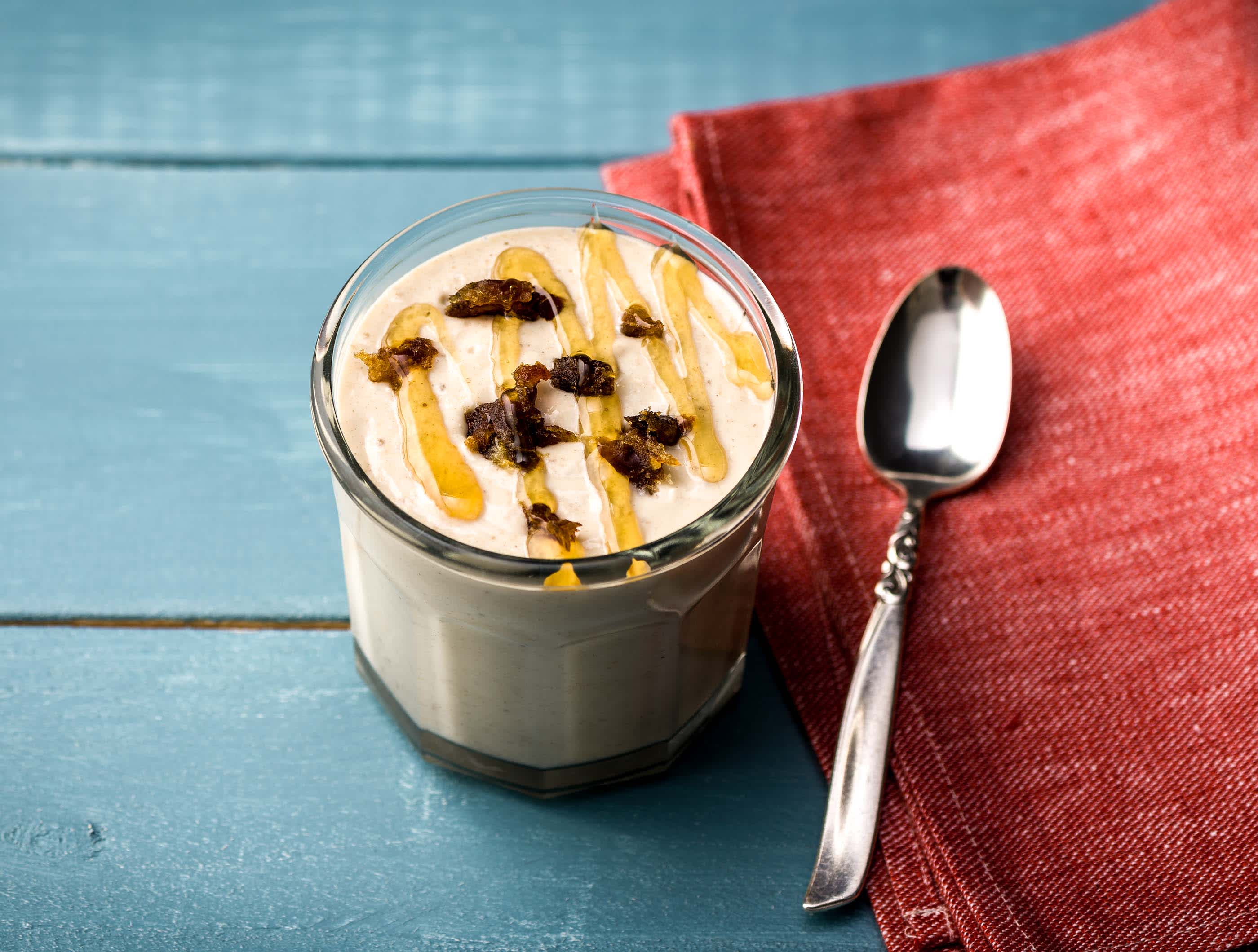 Smoothie met banaan, melk en dadelstukjes