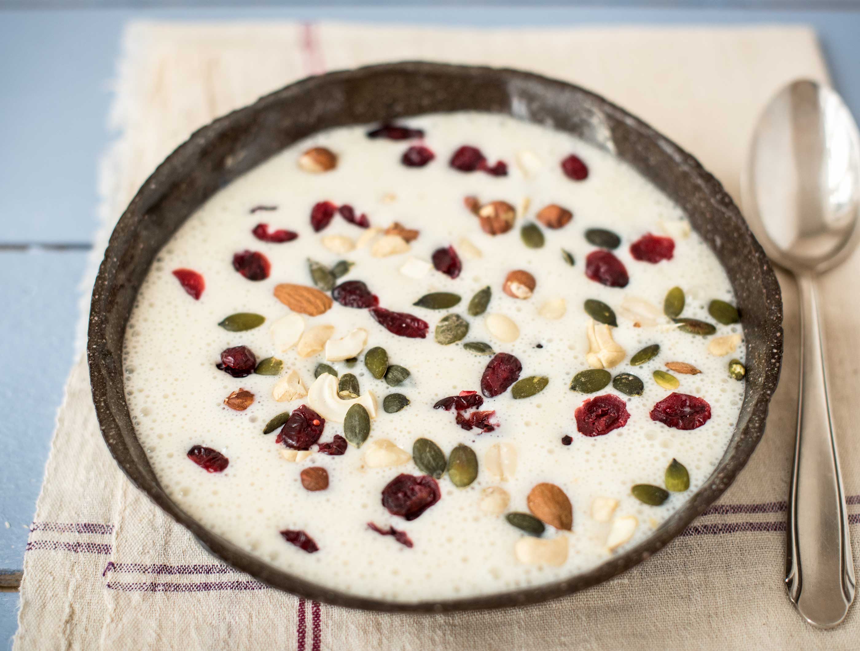Smoothie met havermout, banaan en noten-cranberrymix