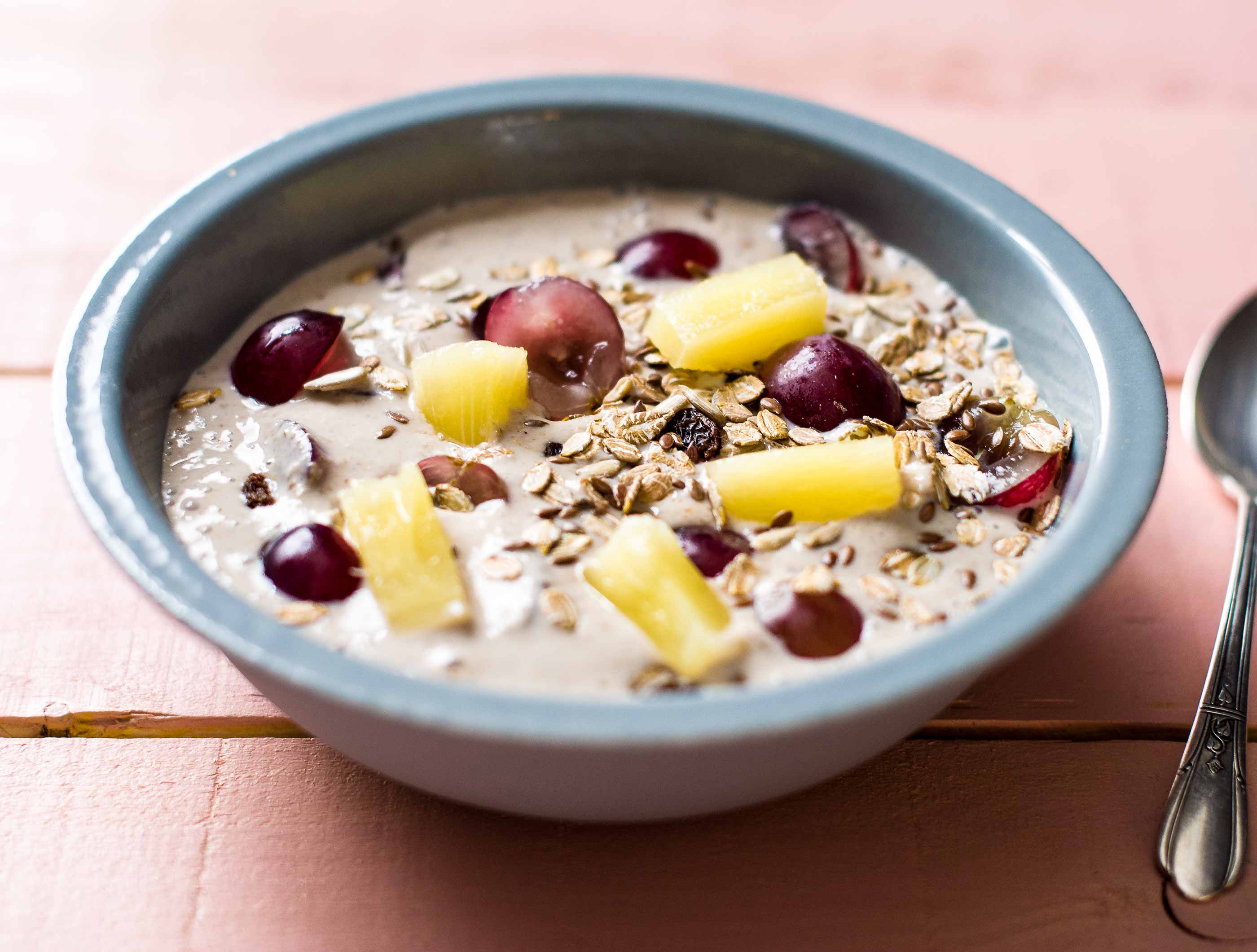 Smoothie van volle yoghurt, rode druiven en muesli
