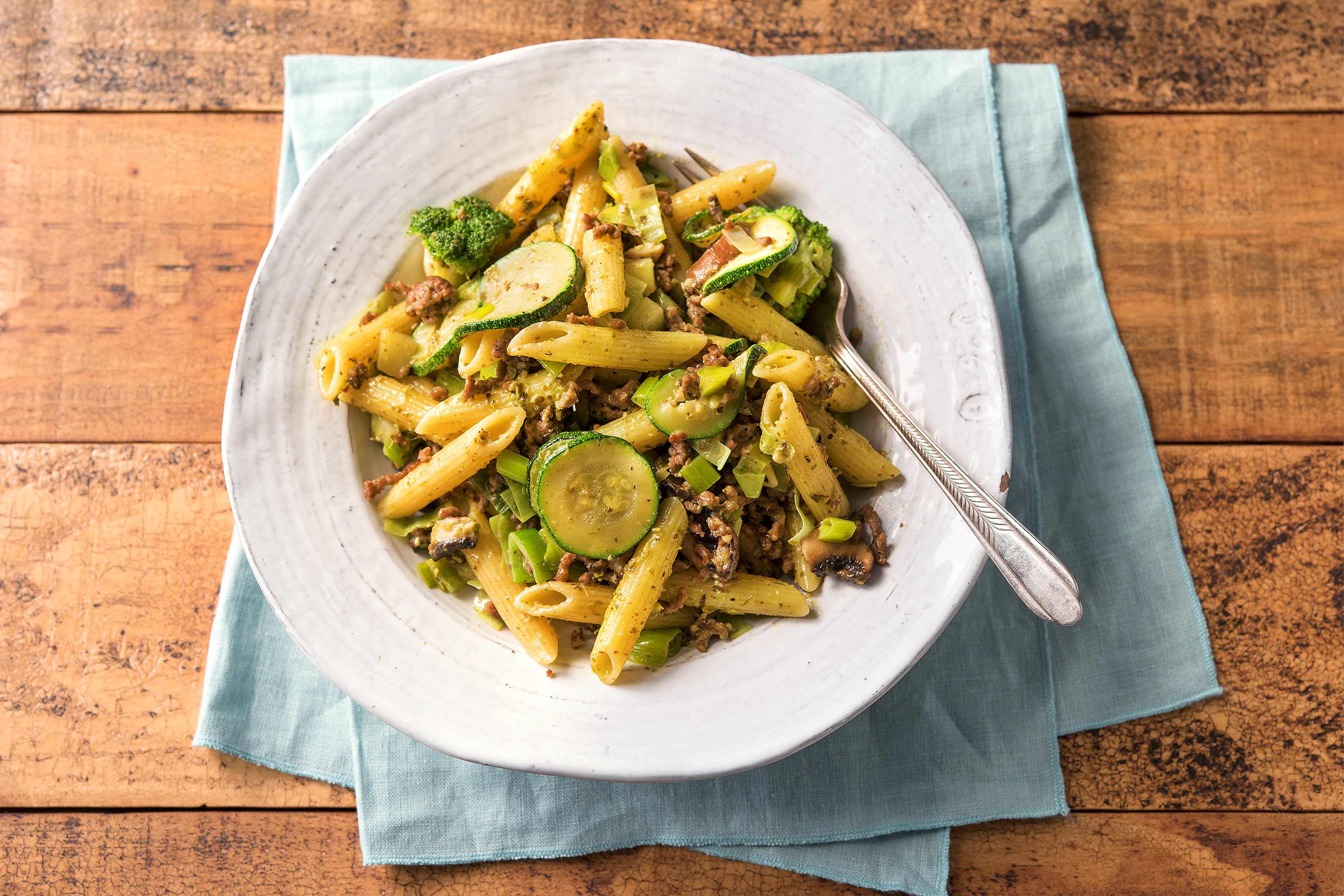 Snelle penne met rundergehakt, groenten en pesto
