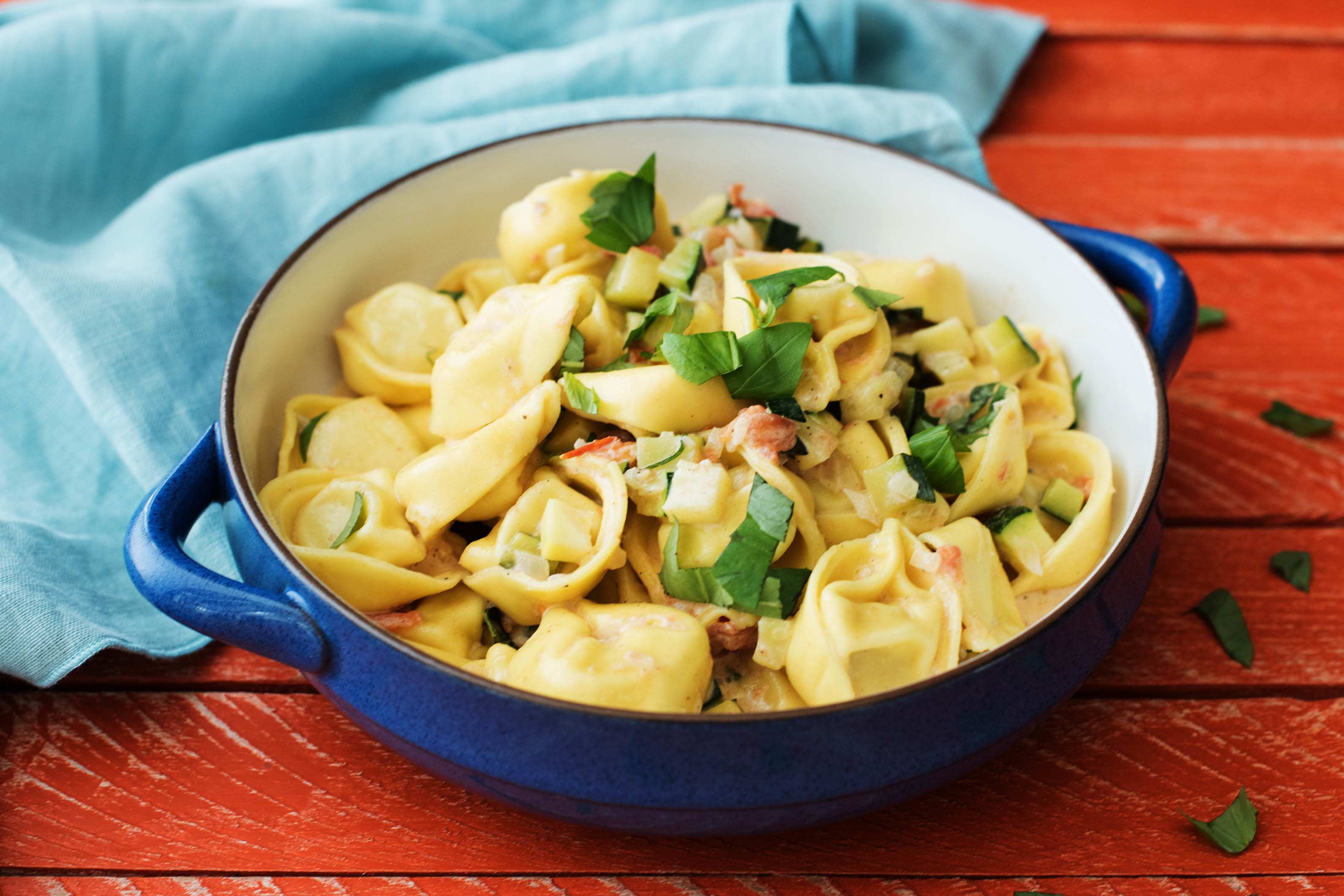 Sommerliche Käse-Tortellini in Gemüse-Alfredo-Soße