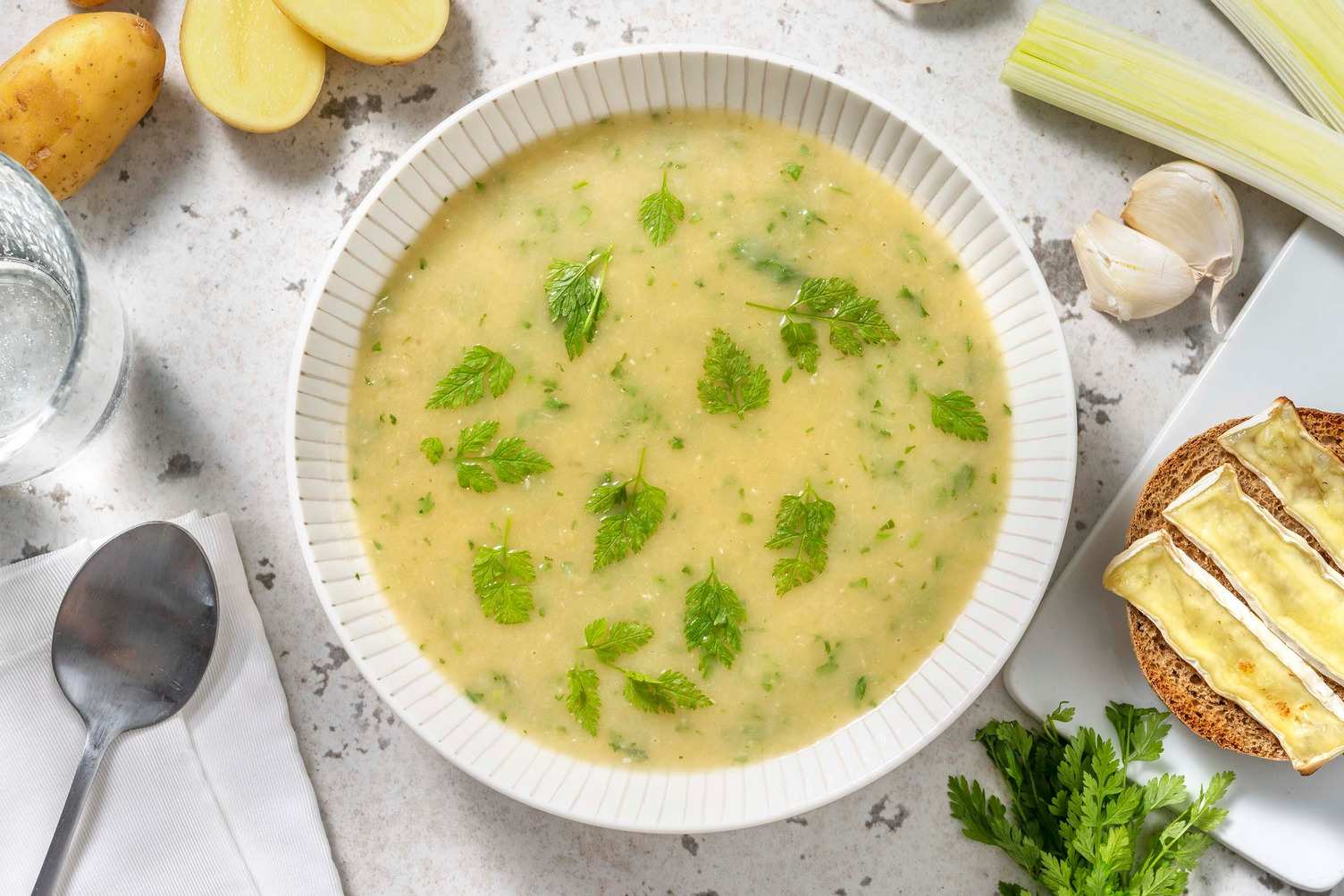 Kervelsoep met aardappel en prei