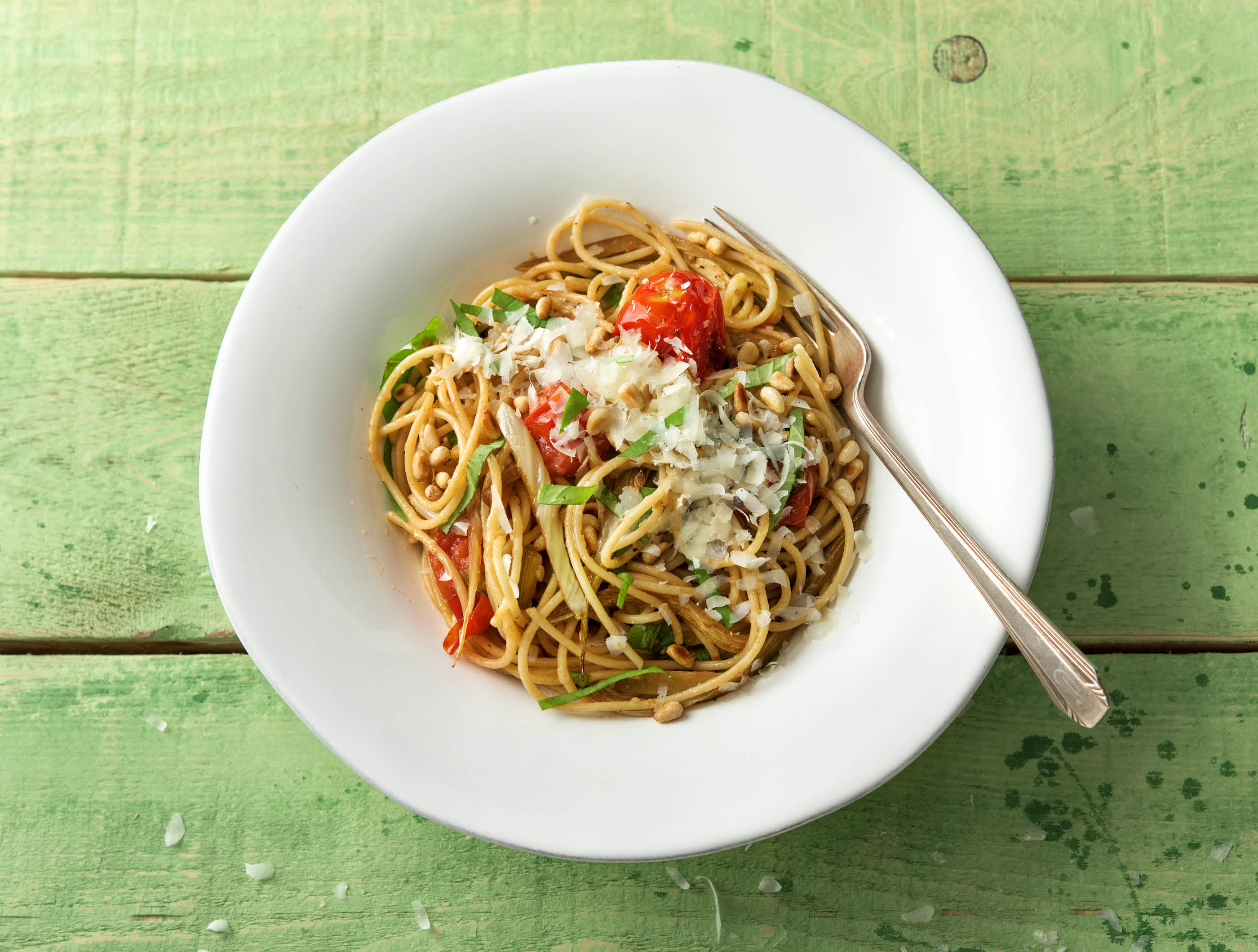 Spaghetti aglio e olio au fenouil, grana padano et basilic