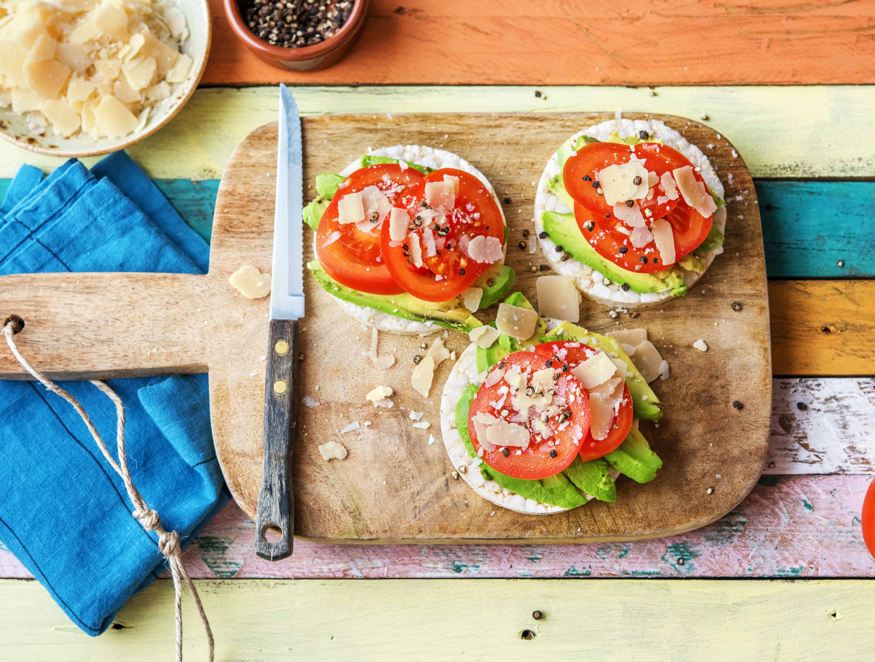 Speltwafels met oude kaas en avocado