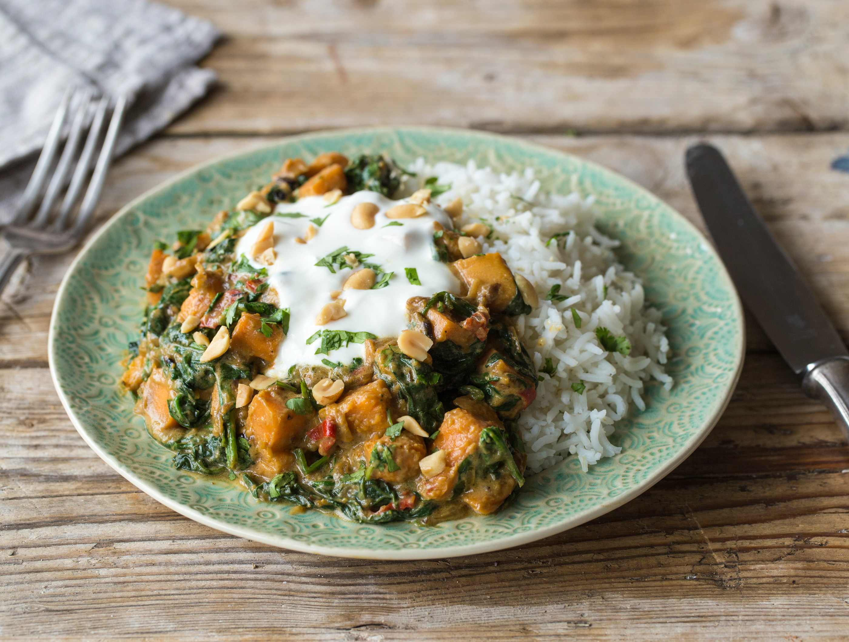 Spinazie-bataatcurry met pinda’s en yoghurt