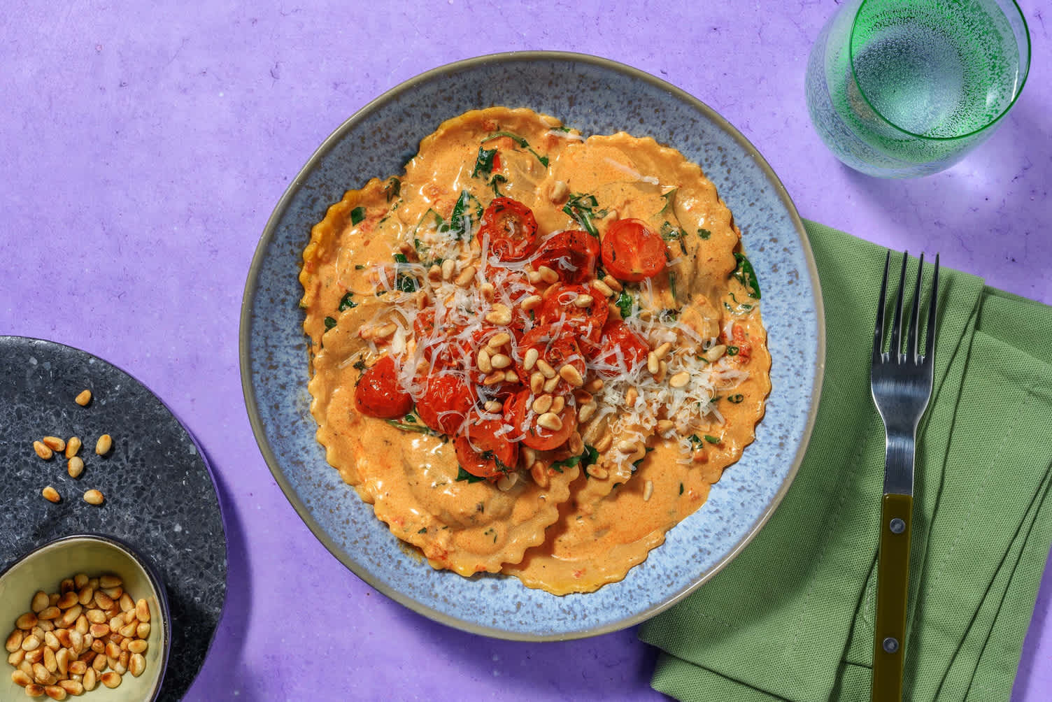 Raviolis à la courge et poulet dans une sauce fromagée au pesto rouge