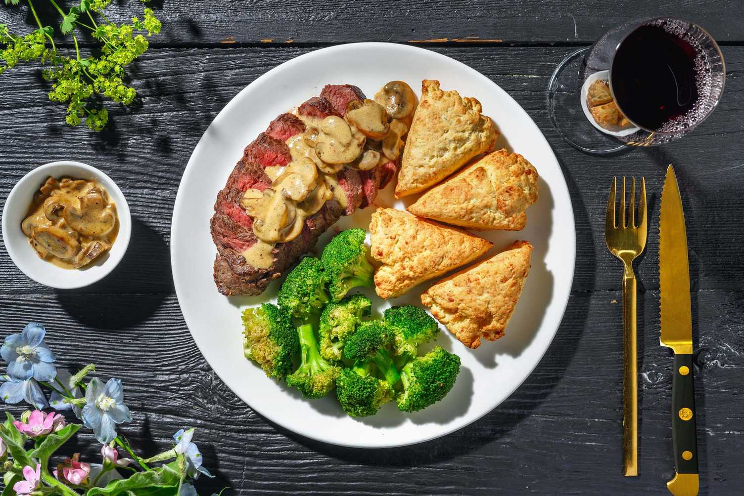 Double contre-filets et scones au cheddar